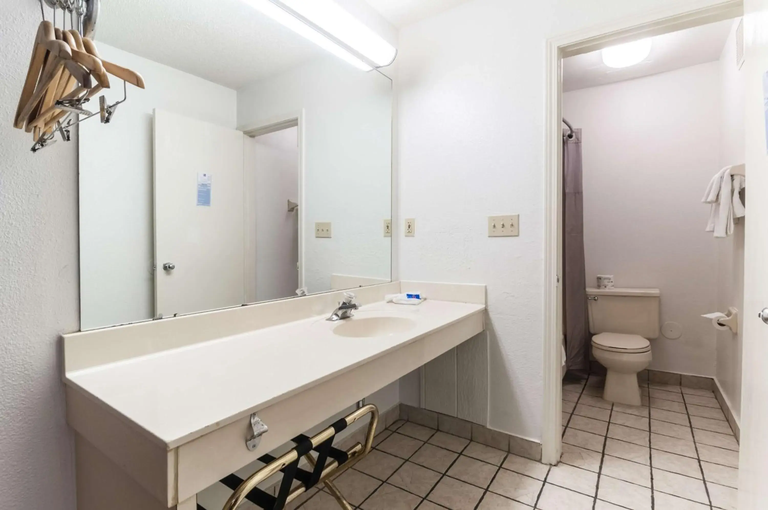 Bathroom in Motel 6-Southgate, MI - Detroit