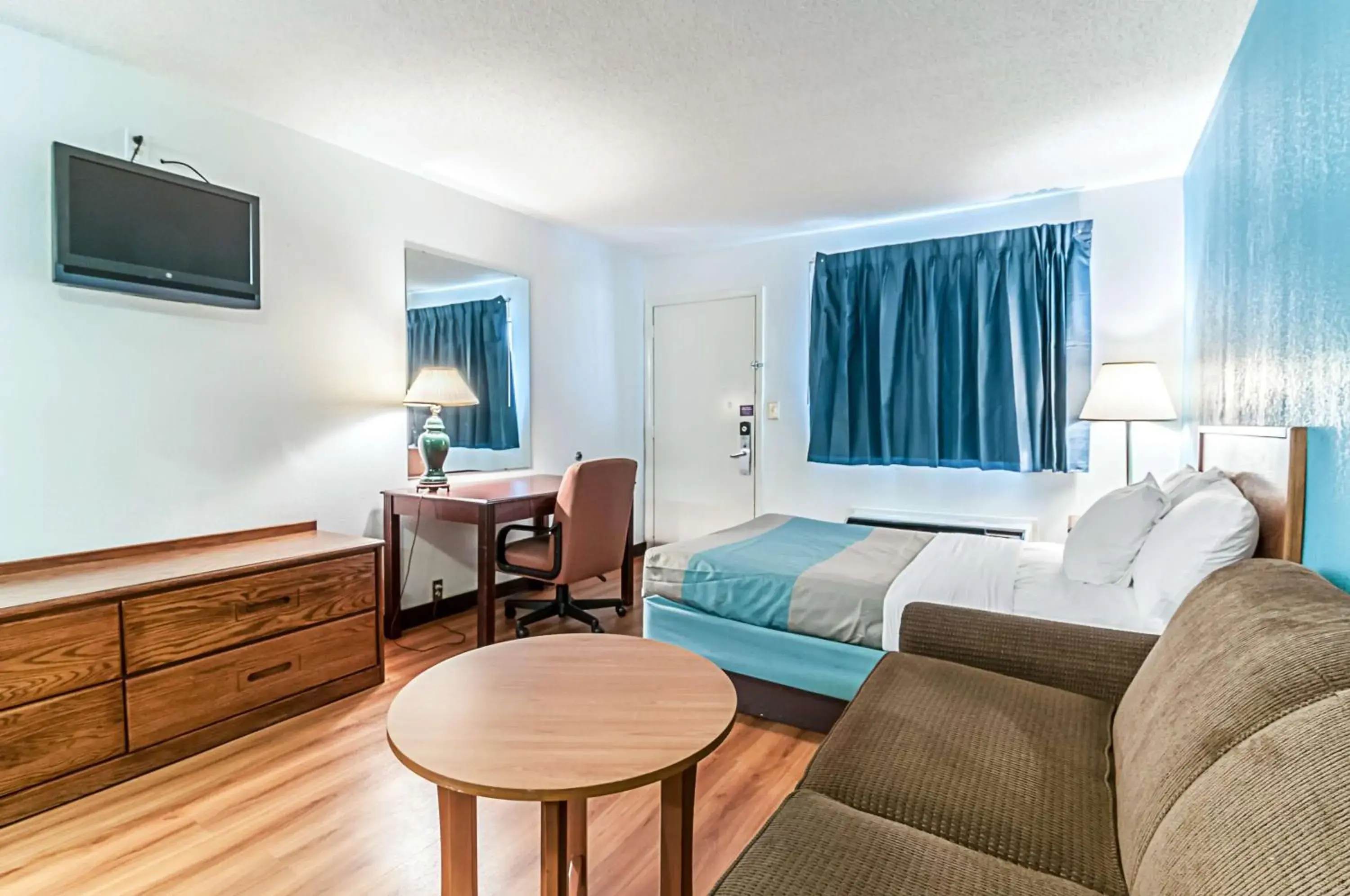 Bedroom, Lounge/Bar in Motel 6-Southgate, MI - Detroit