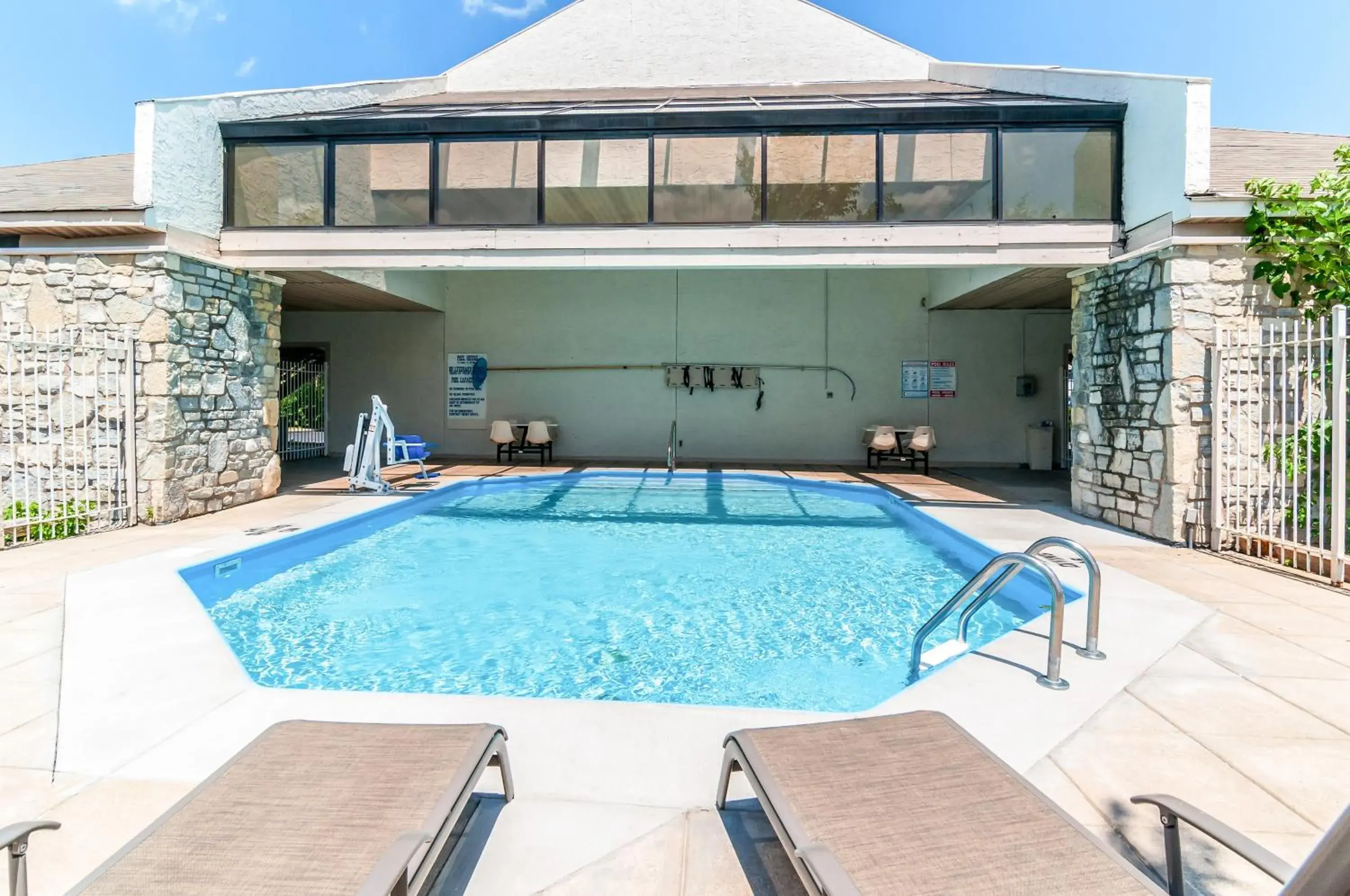 Swimming pool, Property Building in Motel 6-Southgate, MI - Detroit