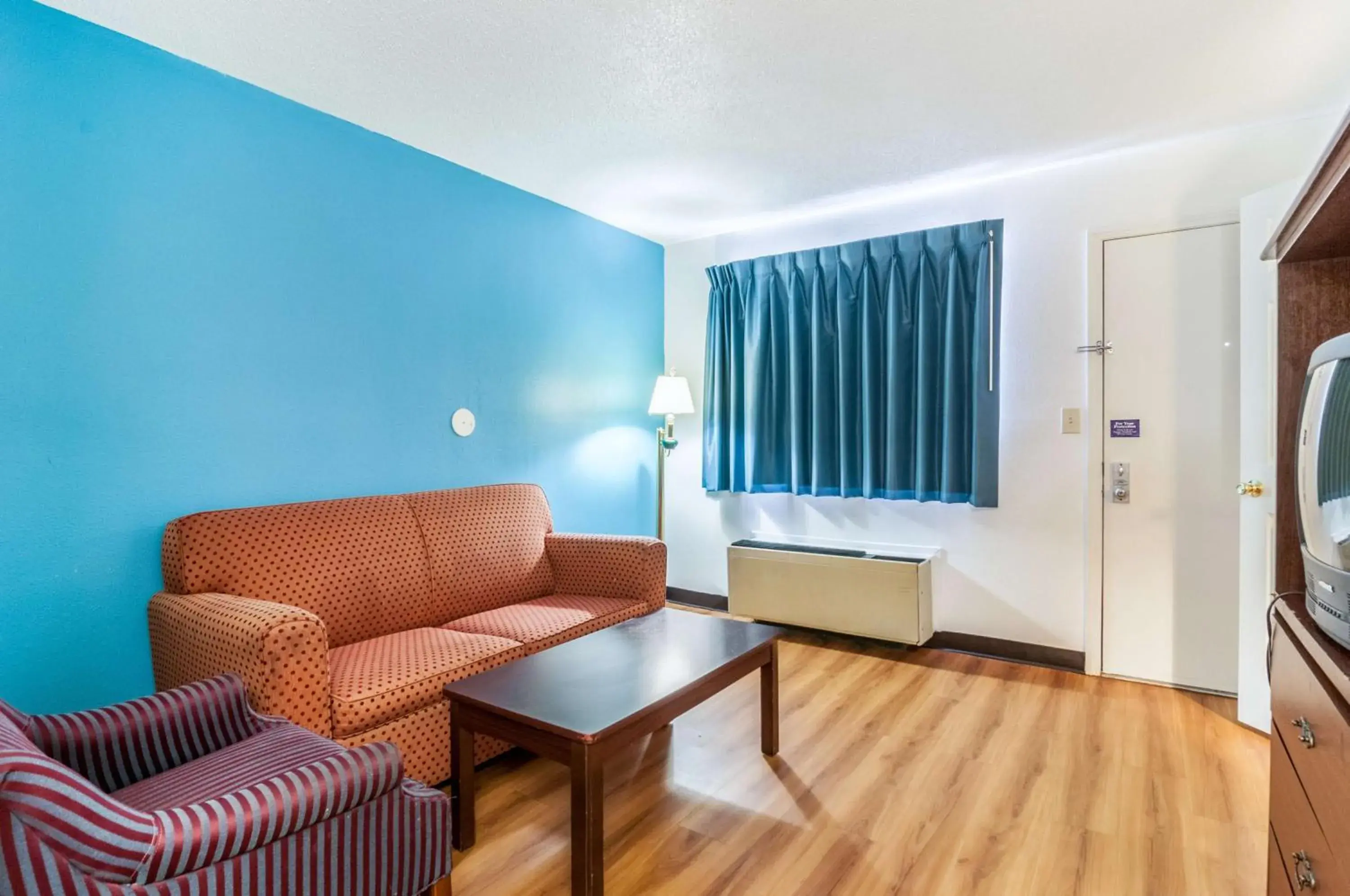 Seating Area in Motel 6-Southgate, MI - Detroit