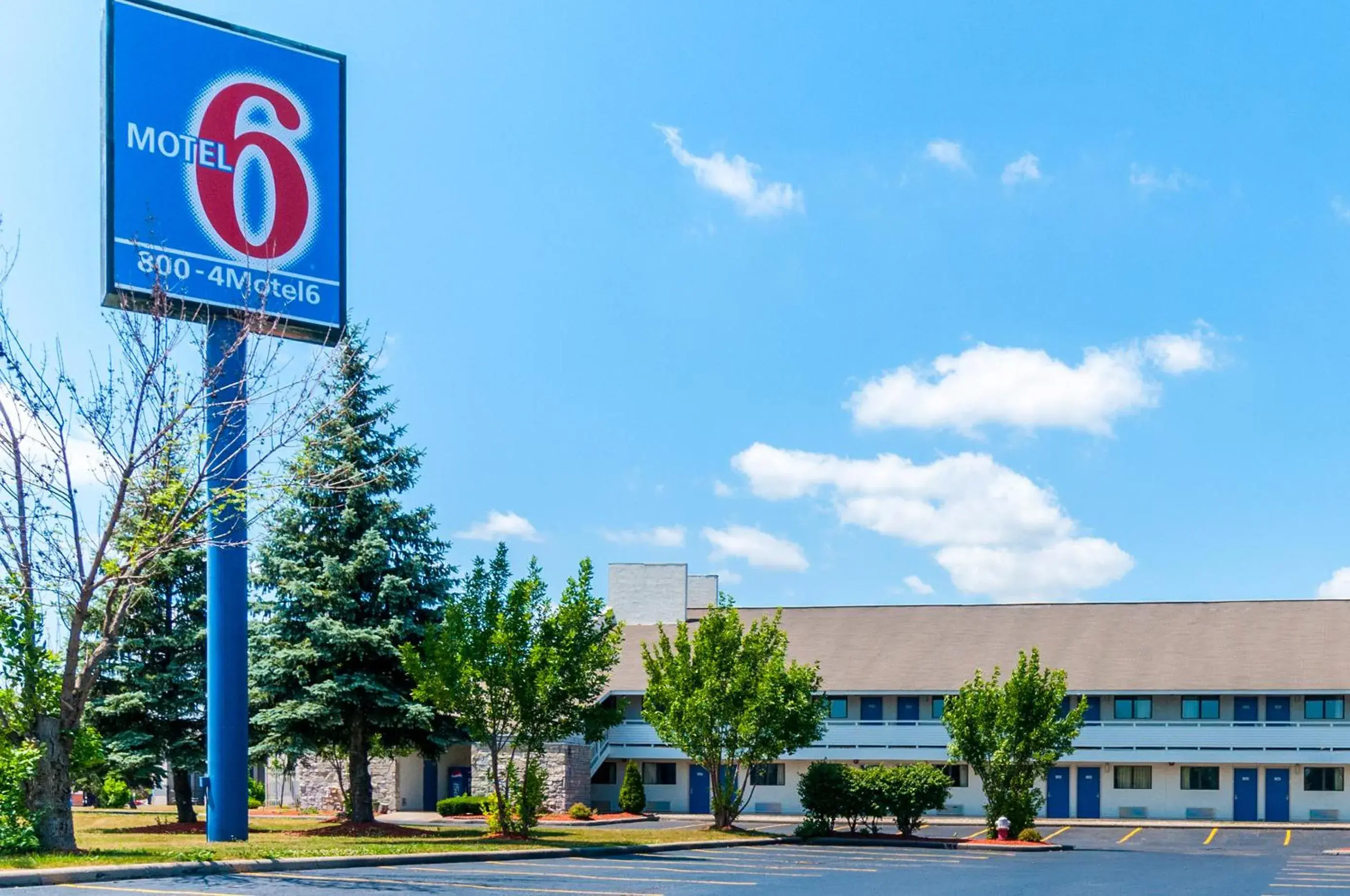 Facade/entrance, Property Building in Motel 6-Southgate, MI - Detroit