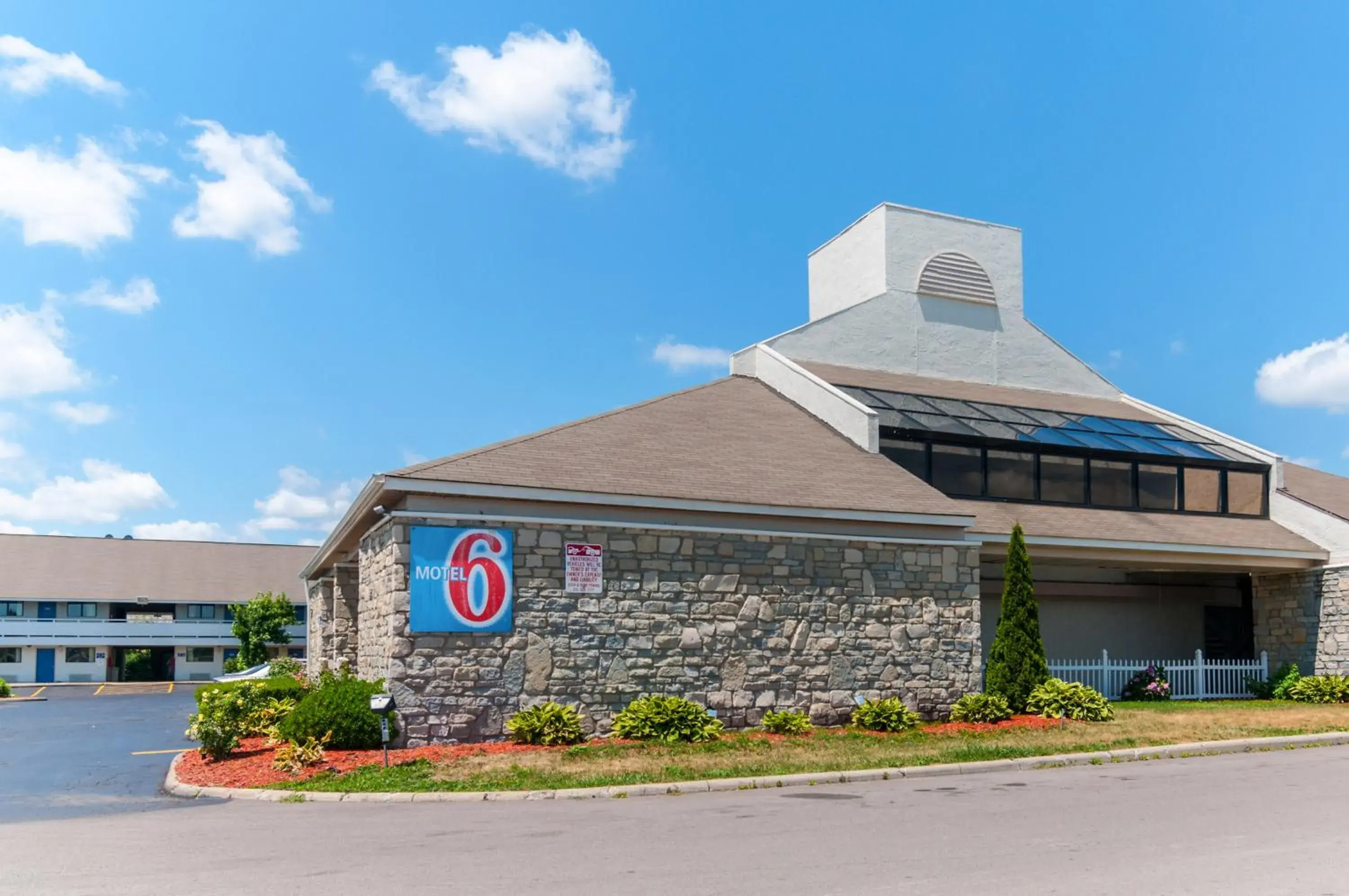 Facade/entrance, Property Building in Motel 6-Southgate, MI - Detroit