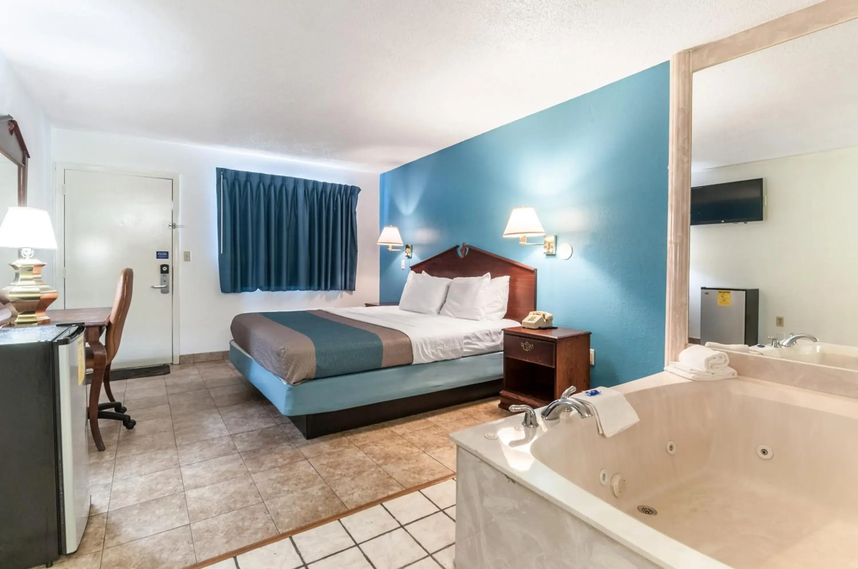 Bedroom in Motel 6-Southgate, MI - Detroit