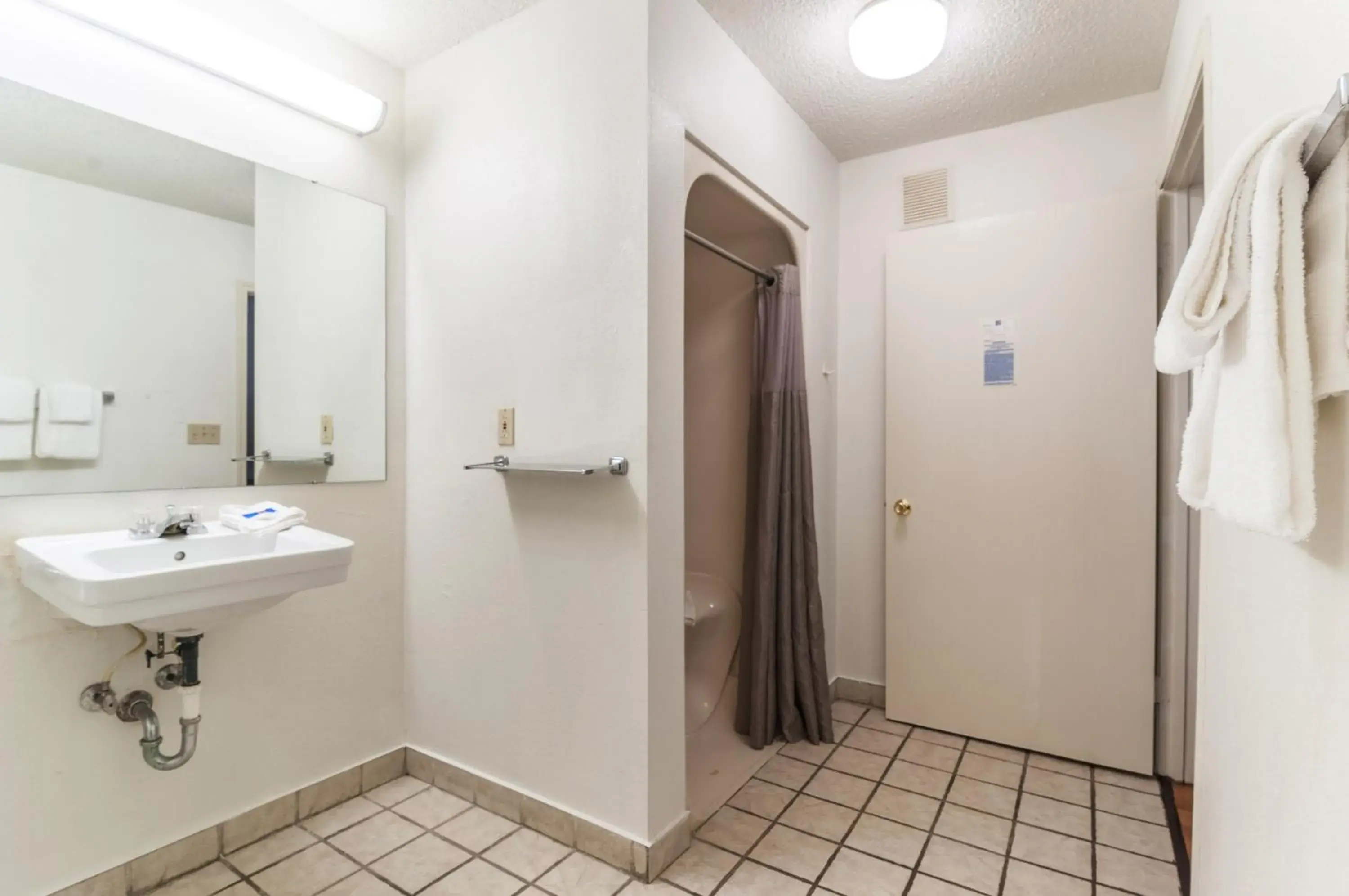 Bathroom in Motel 6-Southgate, MI - Detroit