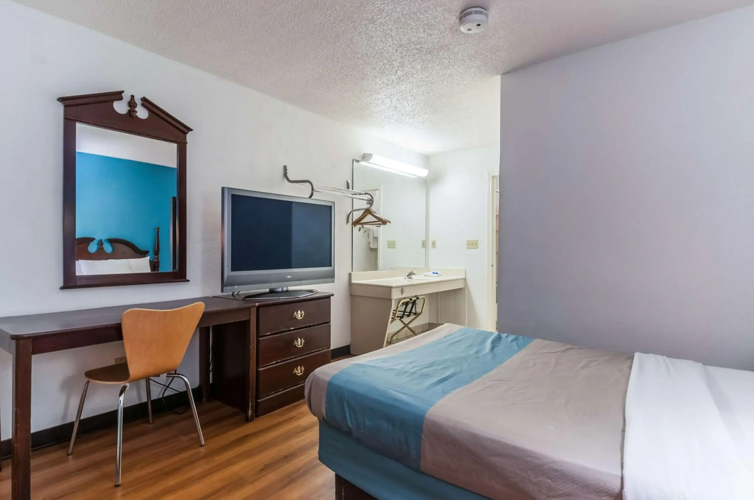 Bedroom, Bed in Motel 6-Southgate, MI - Detroit