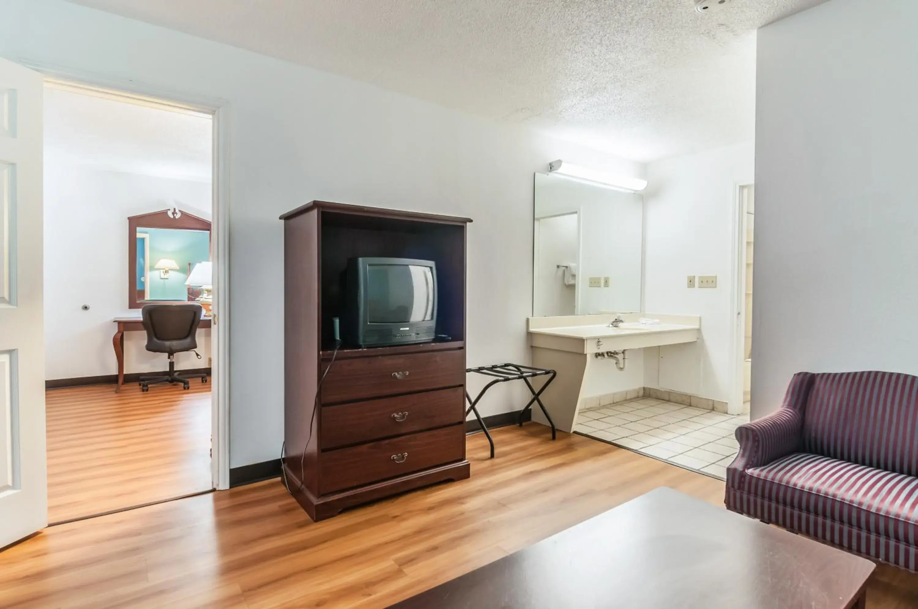 Bedroom, TV/Entertainment Center in Motel 6-Southgate, MI - Detroit