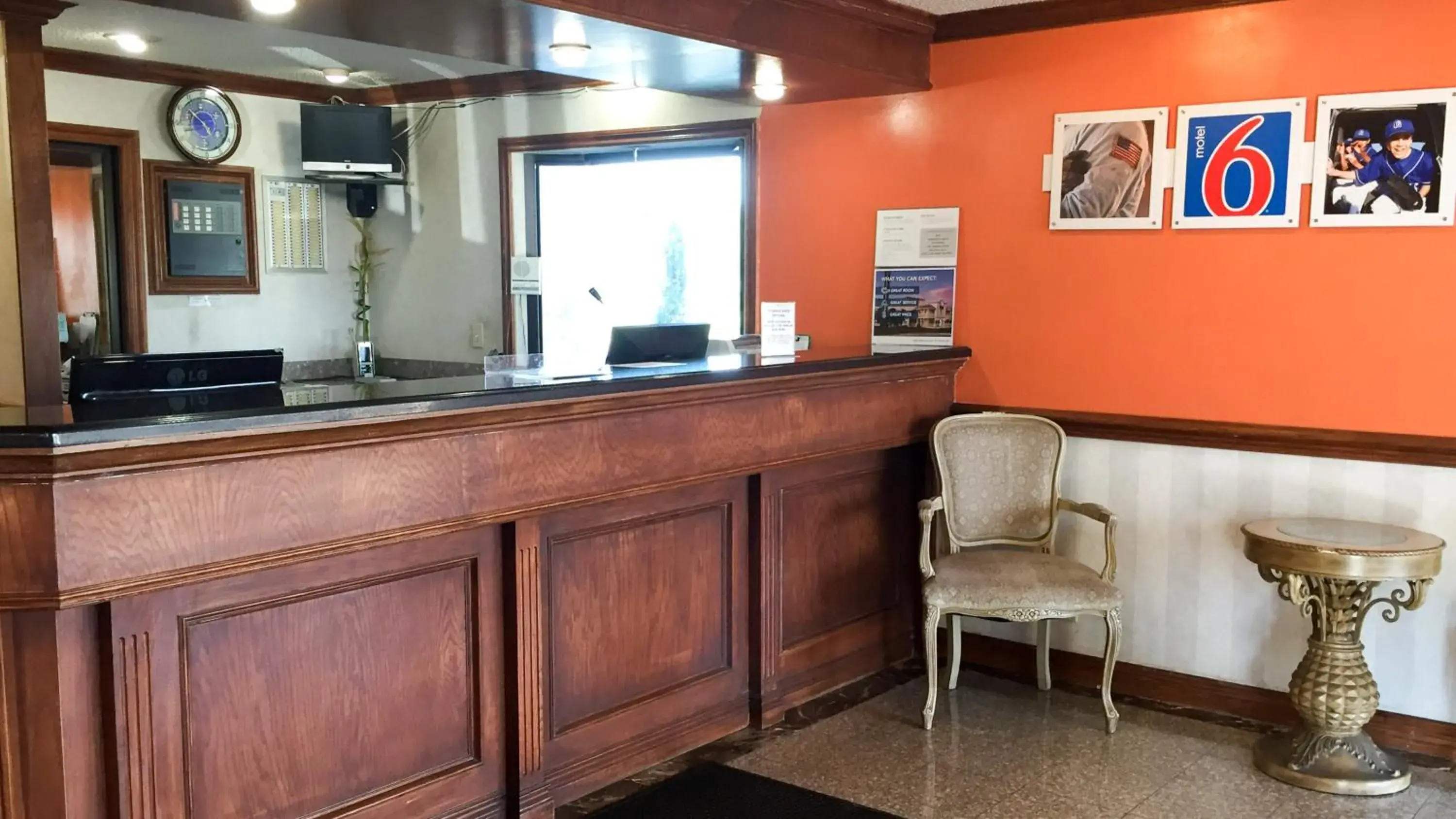 Lobby or reception, Lounge/Bar in Motel 6-Southgate, MI - Detroit