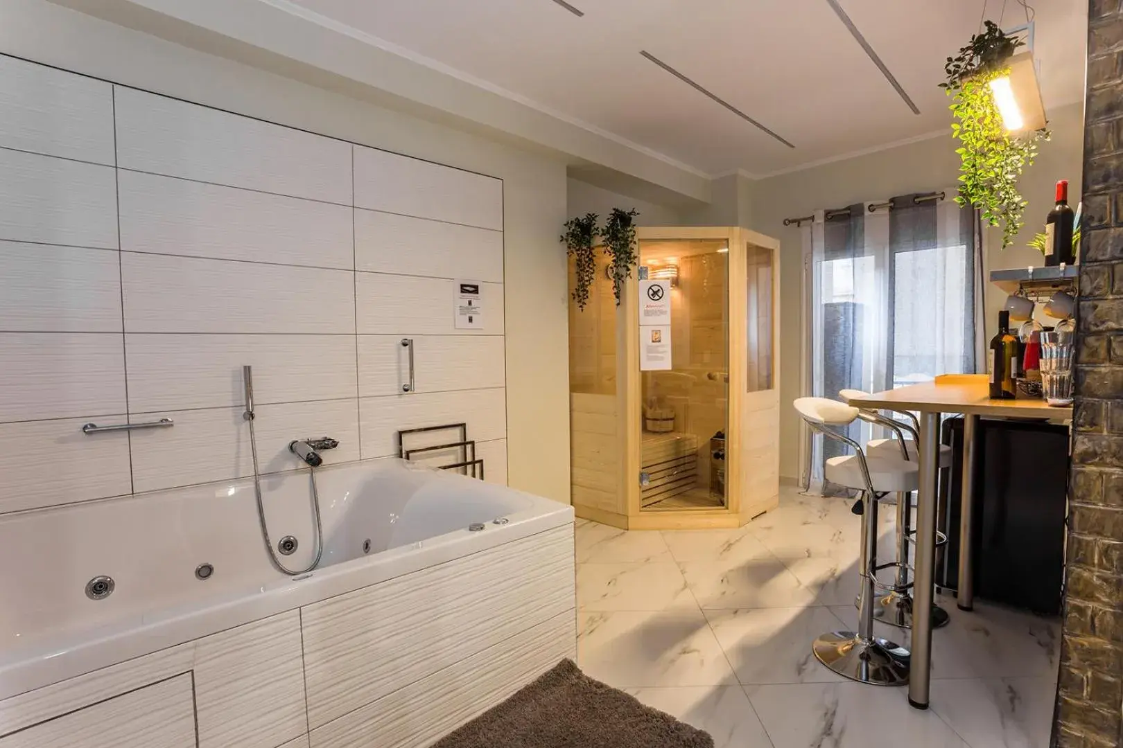 ROMANTIC DELUXE SVITE wise Jacuzzi and Sauna ROMANTIC DELUXE SVITE wise Jacuzzi and Sauna
