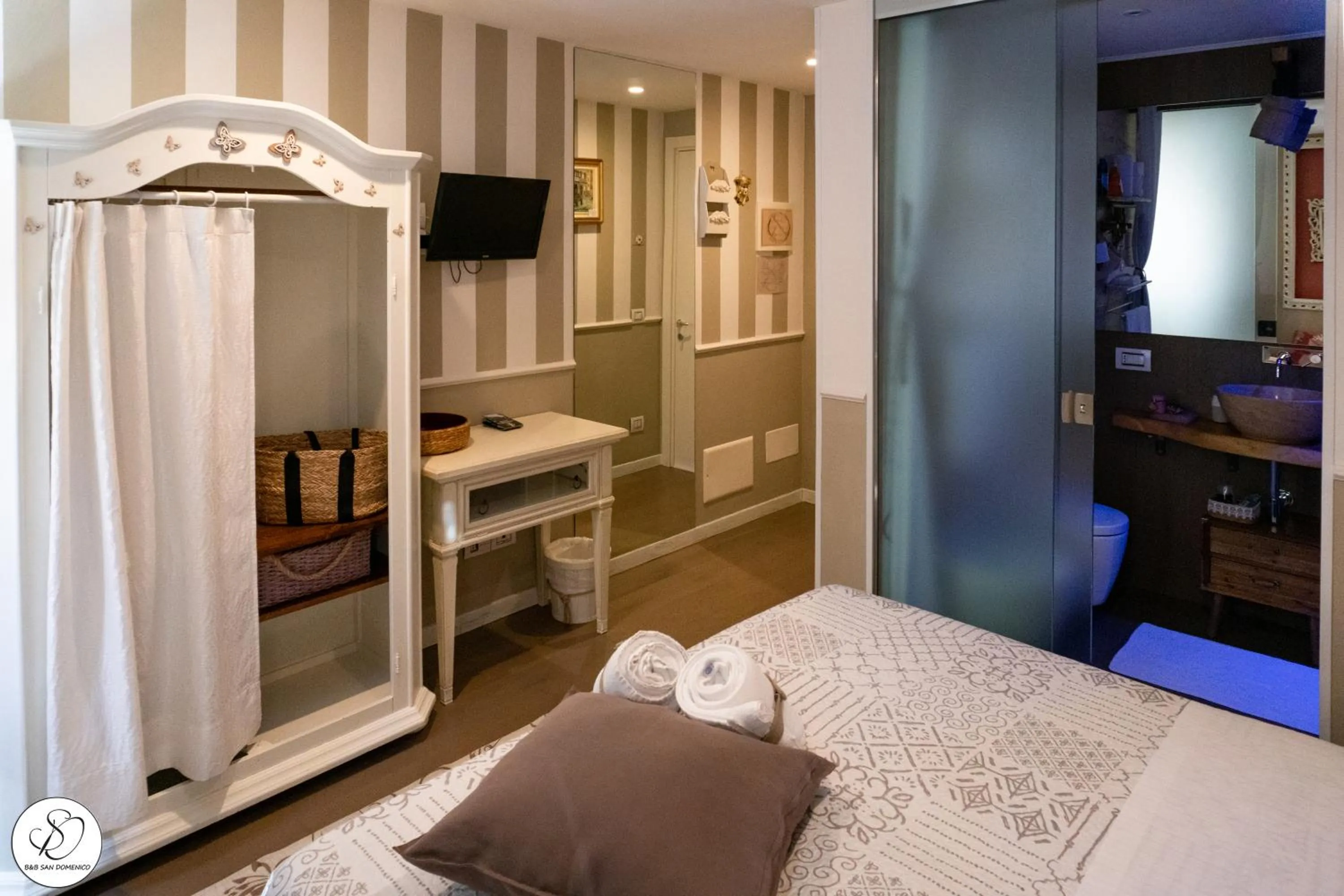 TV and multimedia, Bed in B & B San Domenico