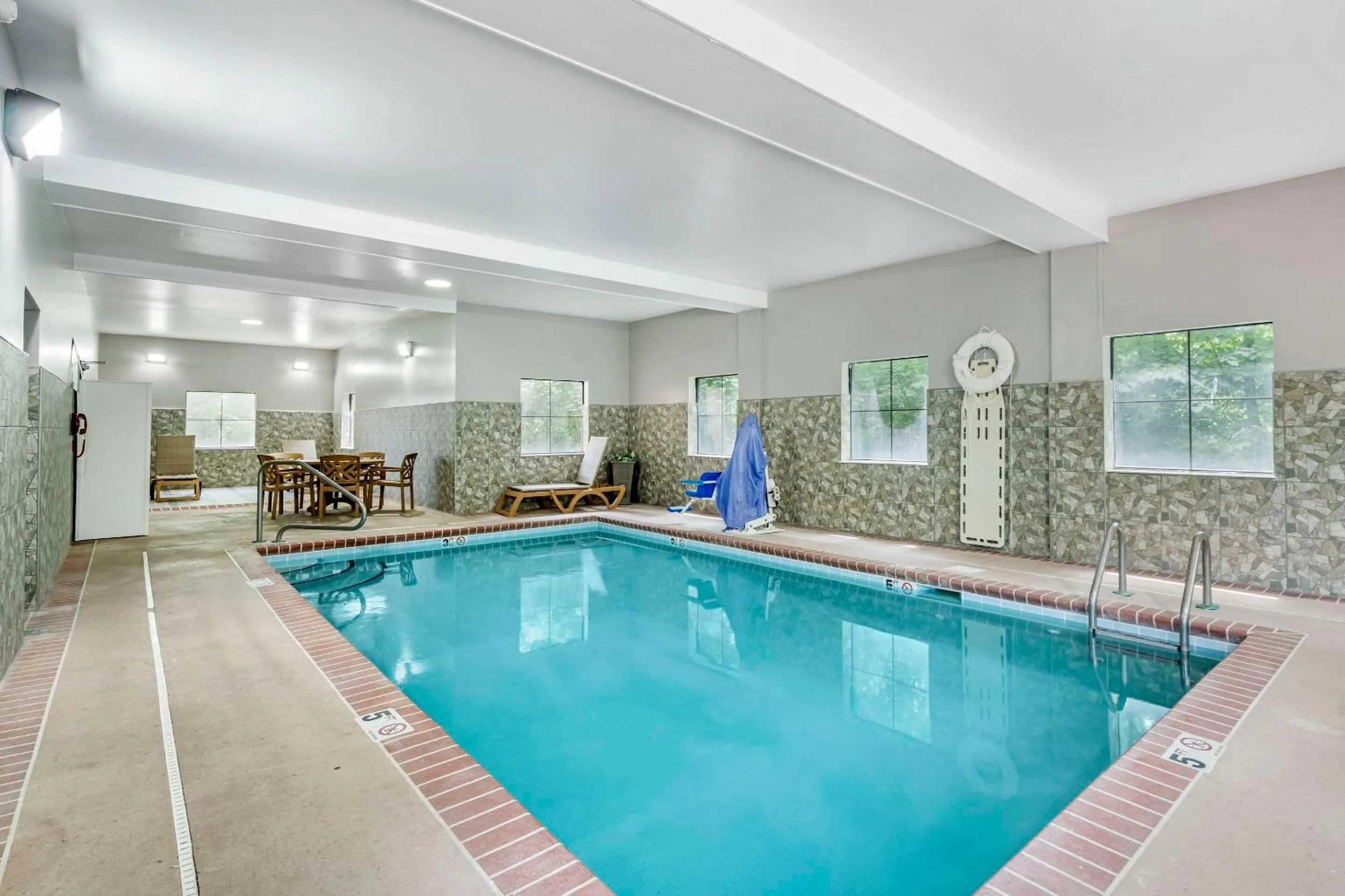 Swimming pool in Country Inn & Suites by Radisson, Pickerington, OH