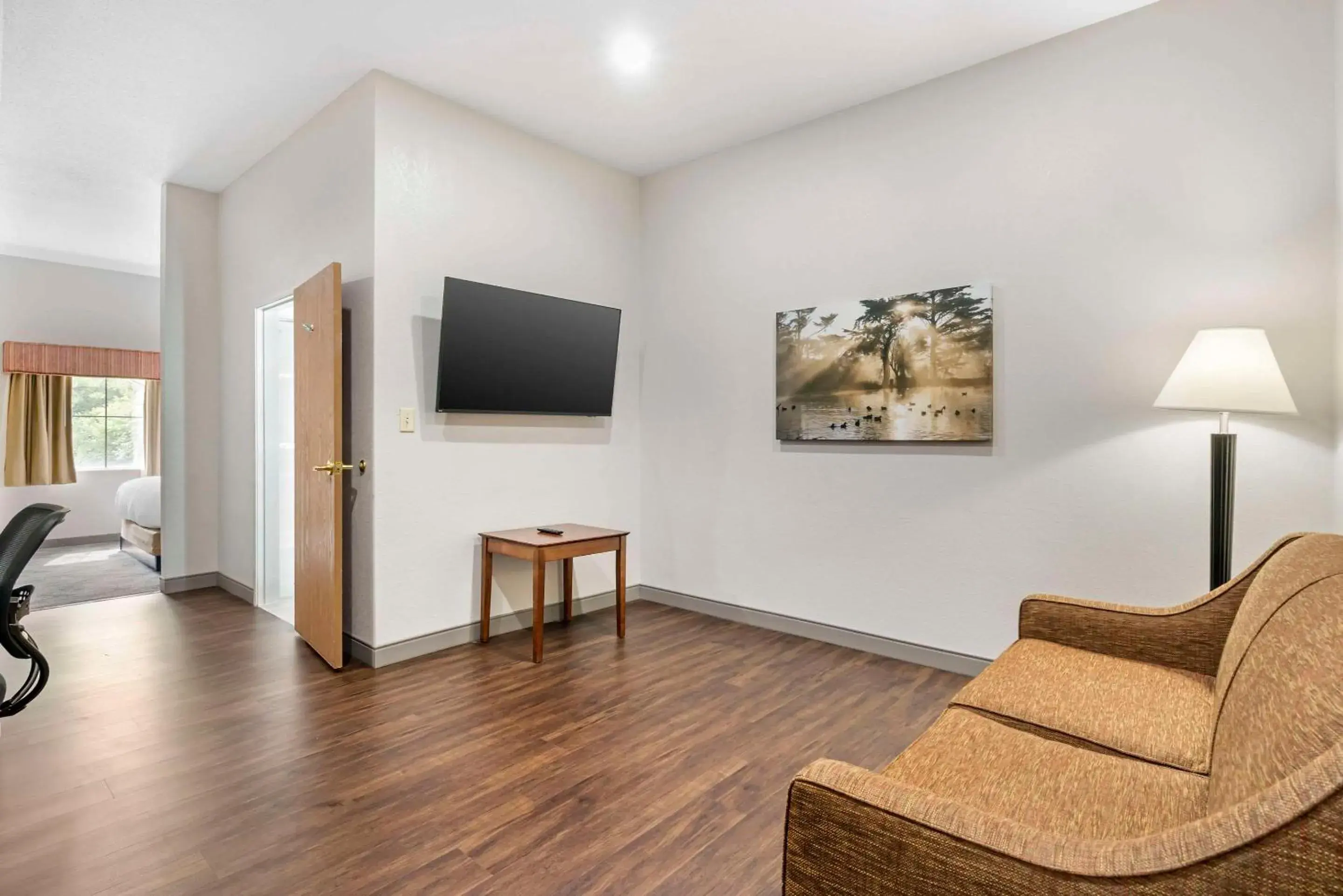 Bedroom in Country Inn & Suites by Radisson, Pickerington, OH Bedroom in Country Inn & Suites by Radisson, Pickerington, OH