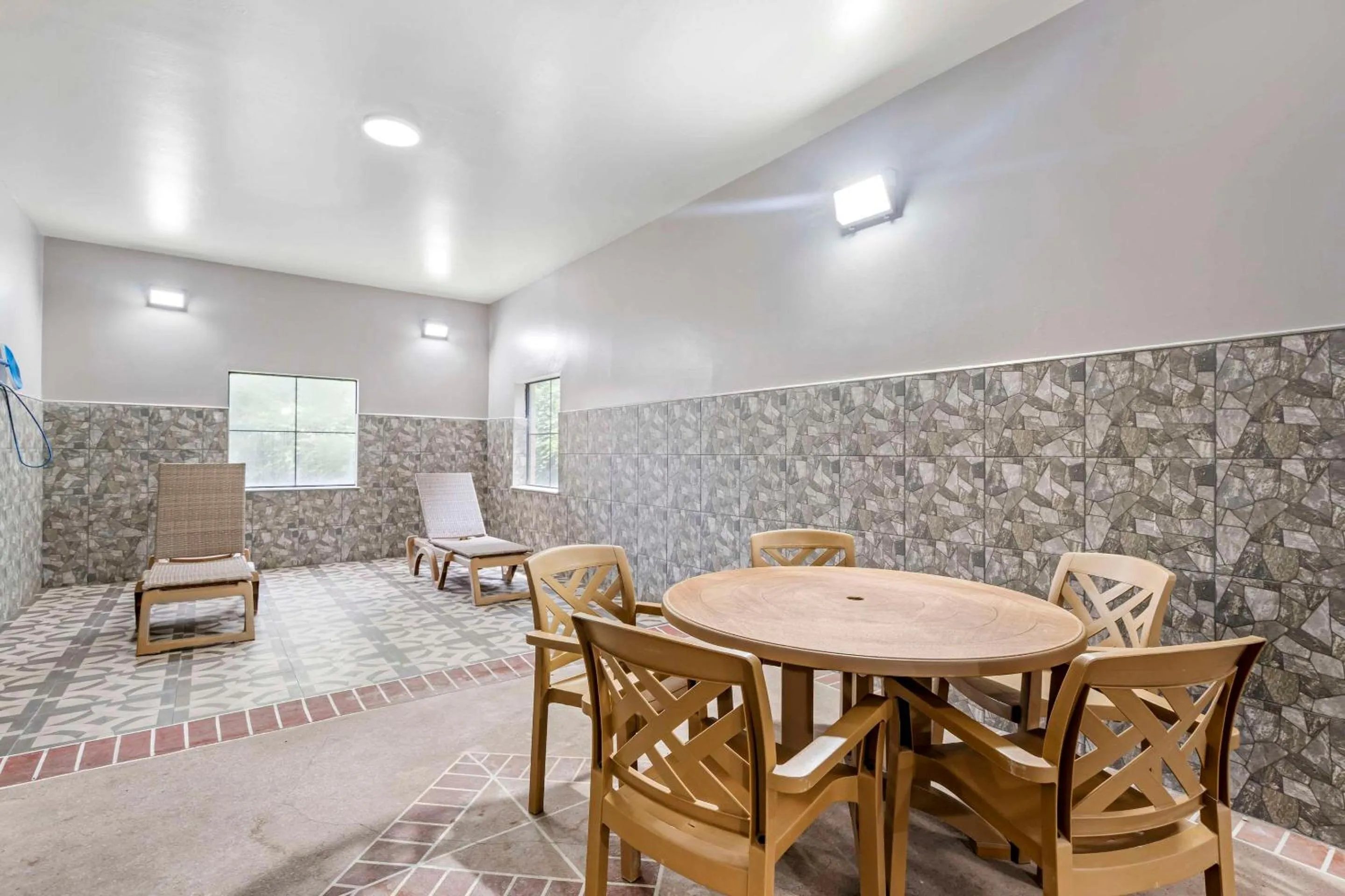 Swimming pool in Country Inn & Suites by Radisson, Pickerington, OH