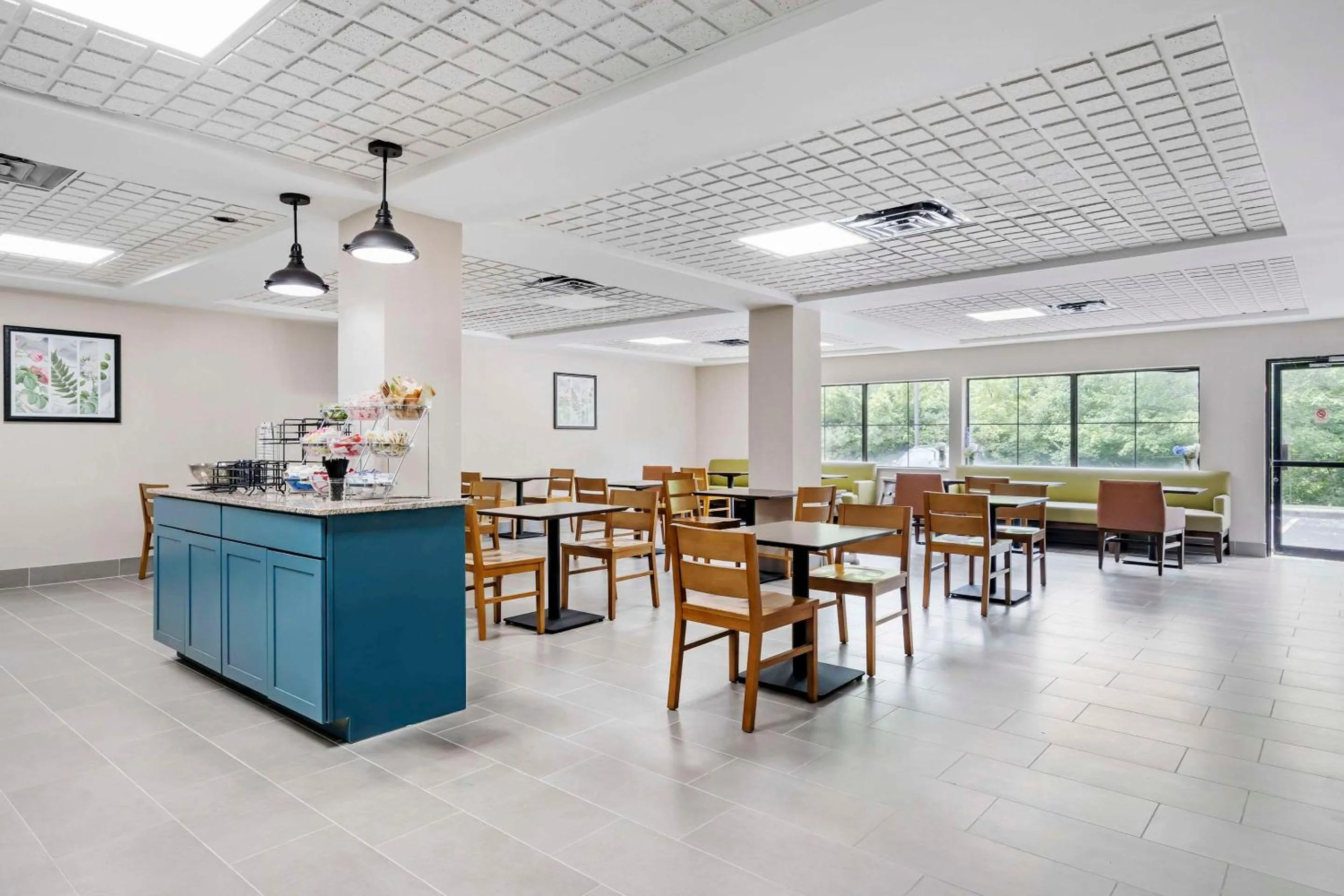 Breakfast in Country Inn & Suites by Radisson, Pickerington, OH