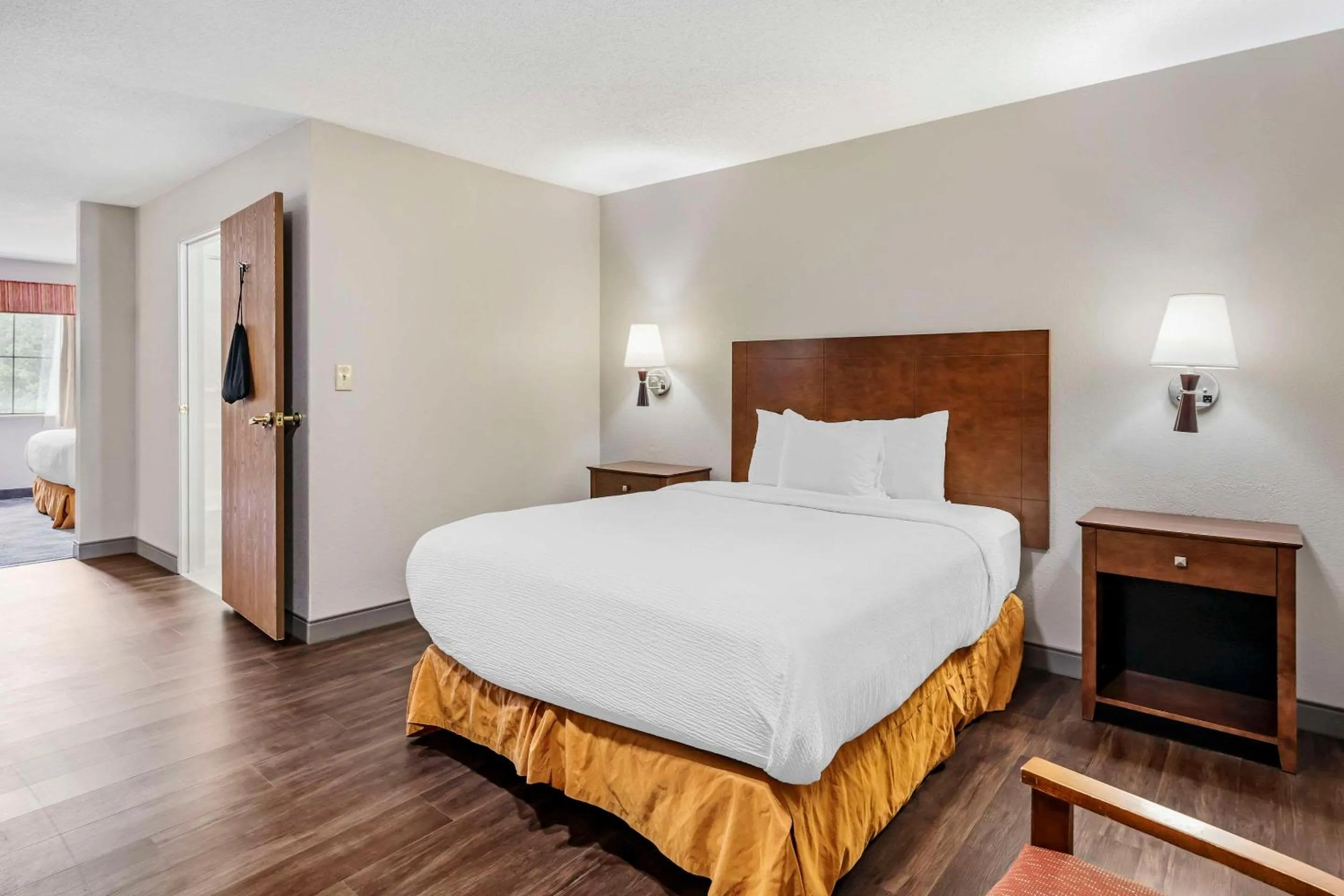 Bedroom, Bed in Country Inn & Suites by Radisson, Pickerington, OH