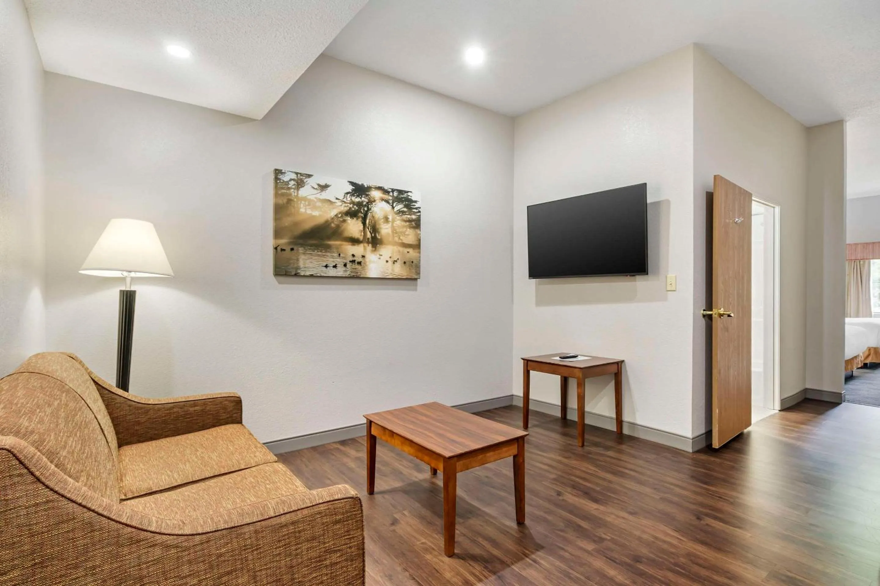 Living room in Country Inn & Suites by Radisson, Pickerington, OH