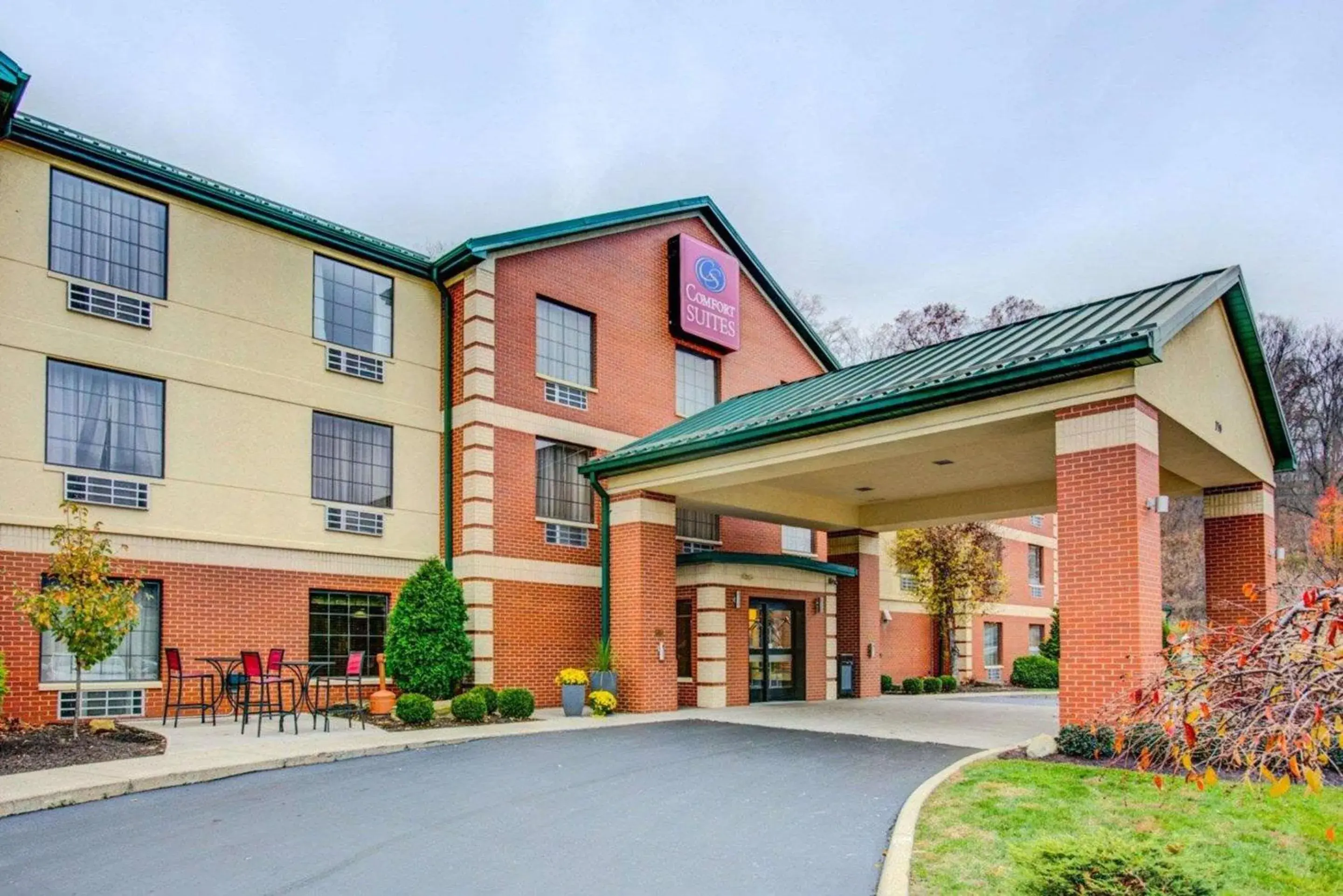 Property building in Comfort Suites Pittsburgh Airport Property building in Comfort Suites Pittsburgh Airport