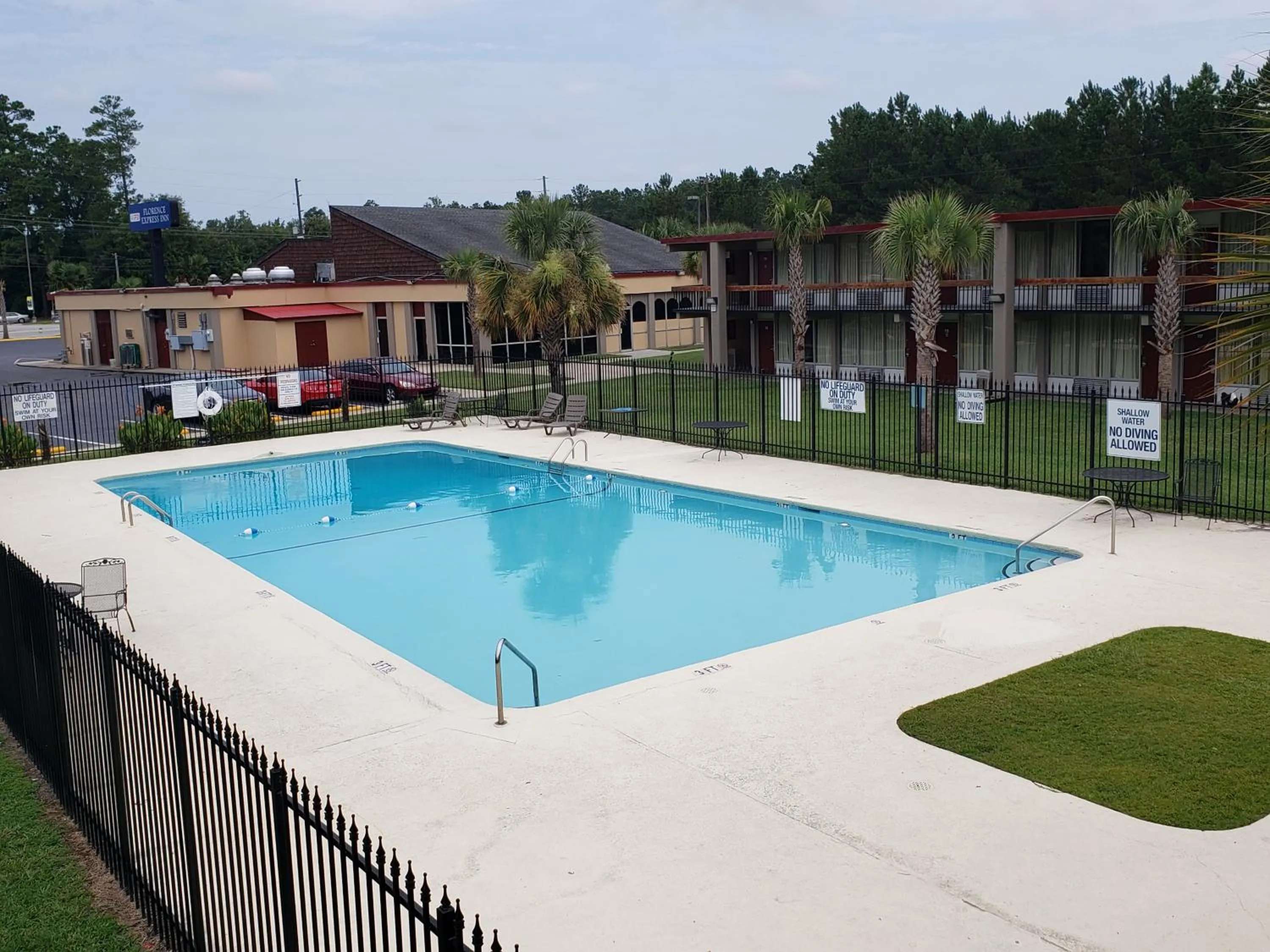 Swimming pool in Florence Express Inn