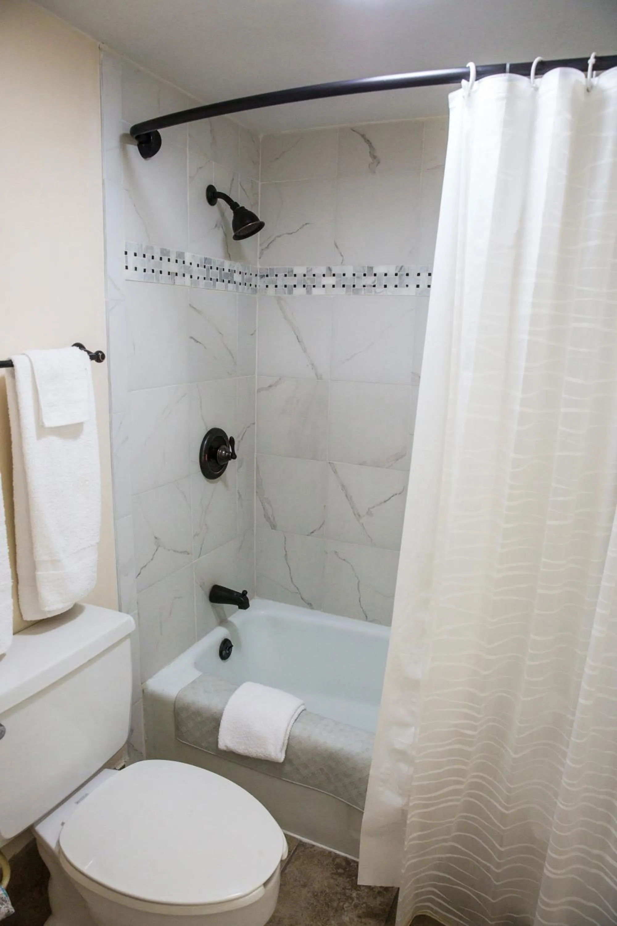 Bathroom in Florence Express Inn