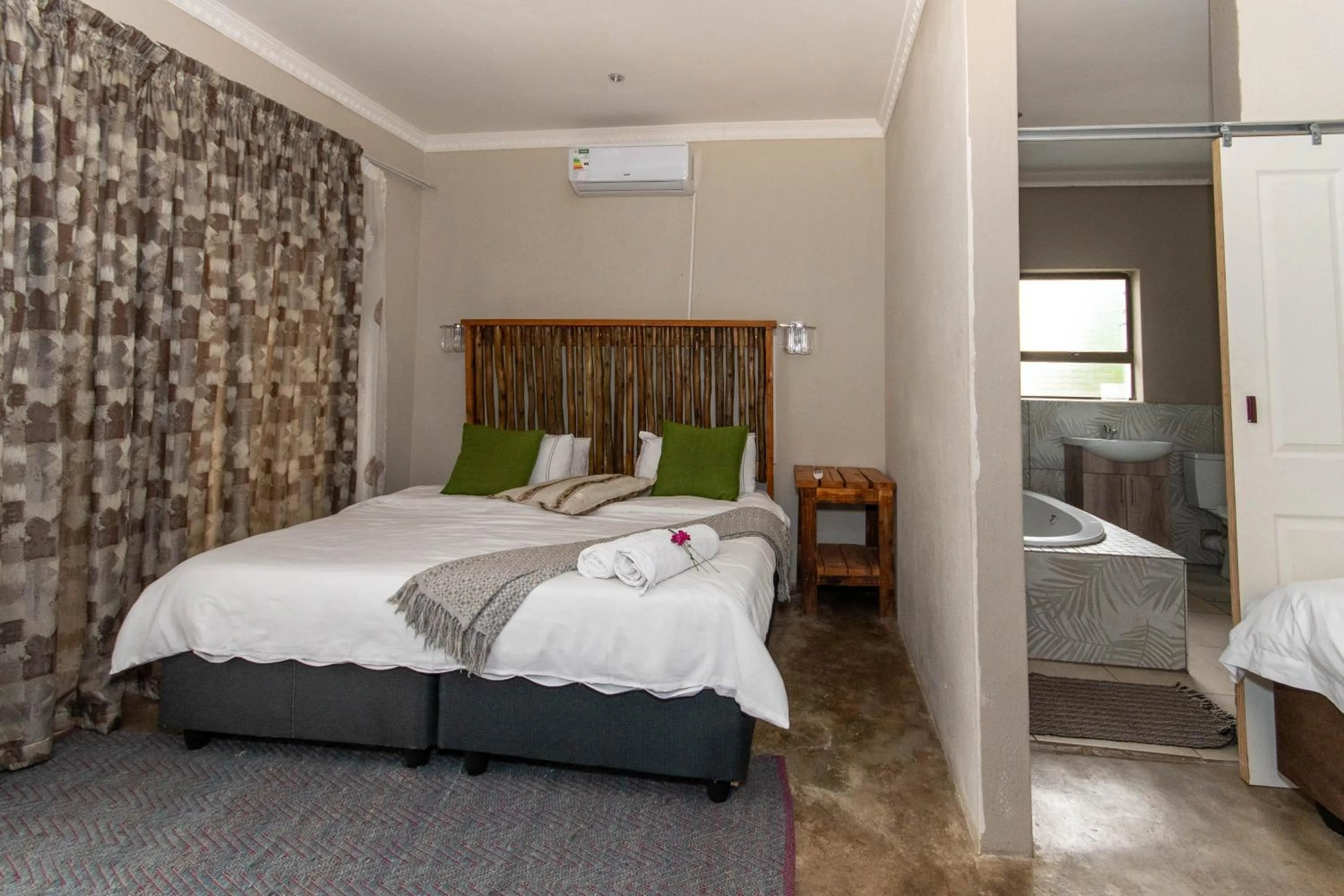 Bedroom, Bed in Woodpeckers Guest House