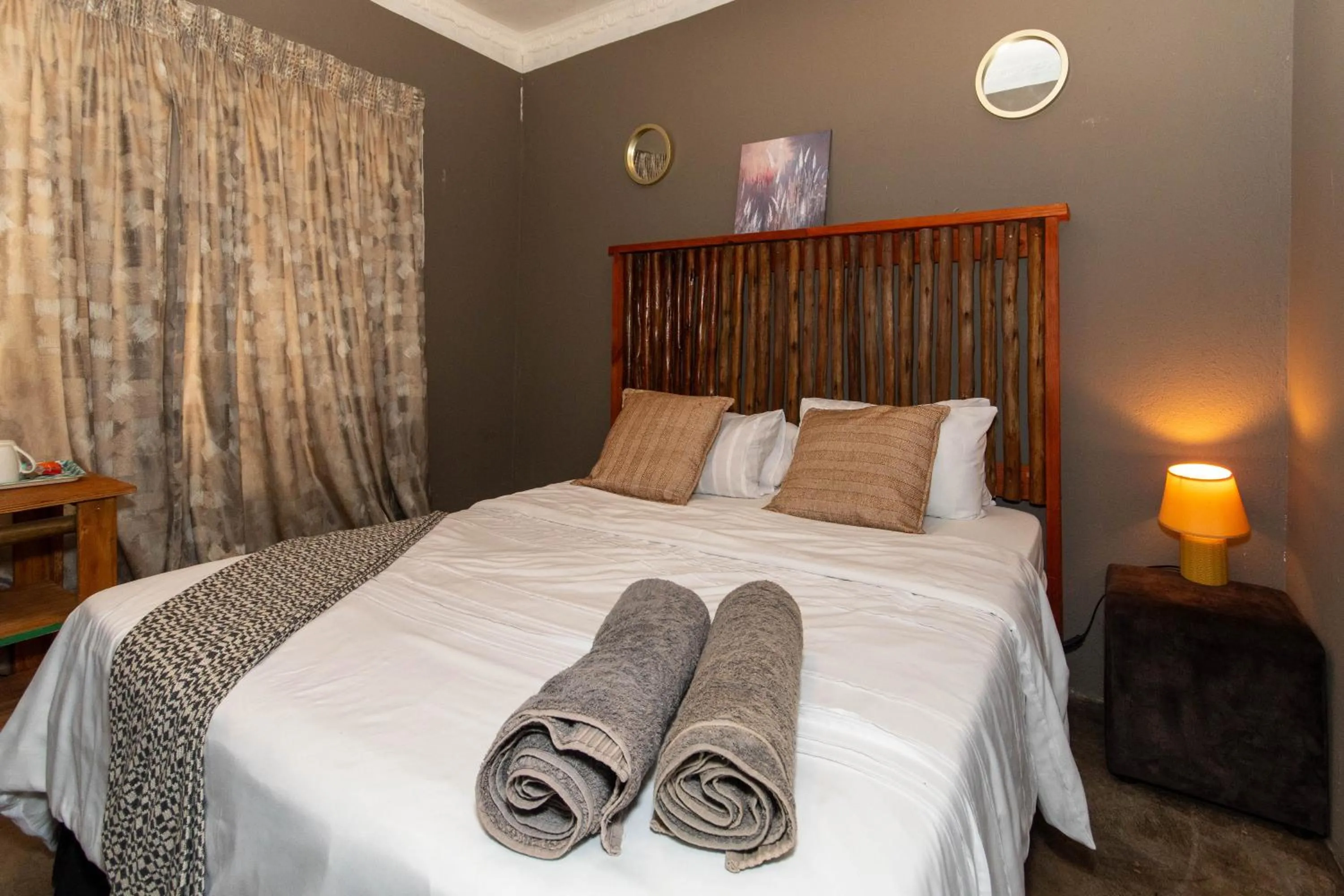 Photo of the whole room, Bed in Woodpeckers Guest House