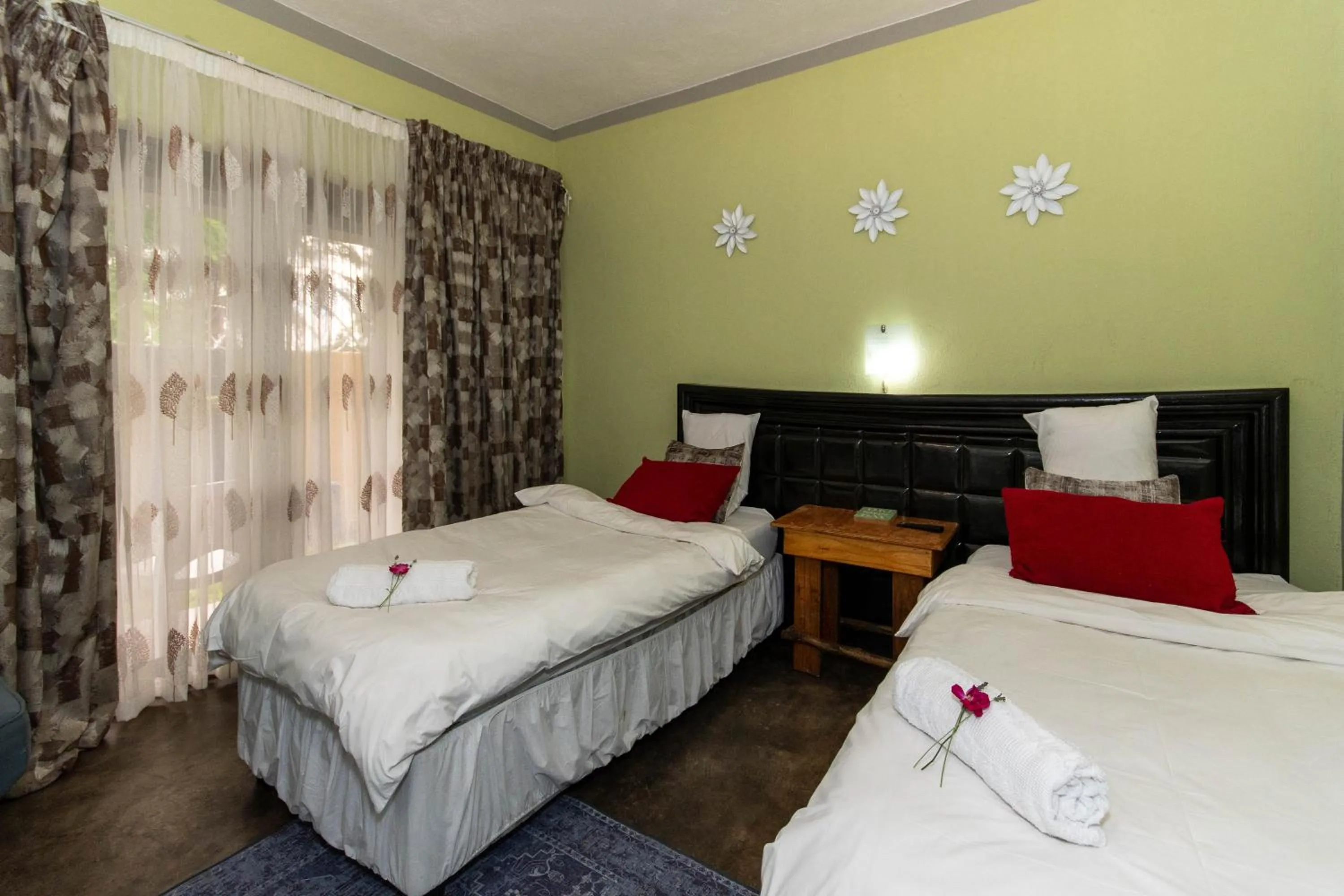 Bedroom, Bed in Woodpeckers Guest House