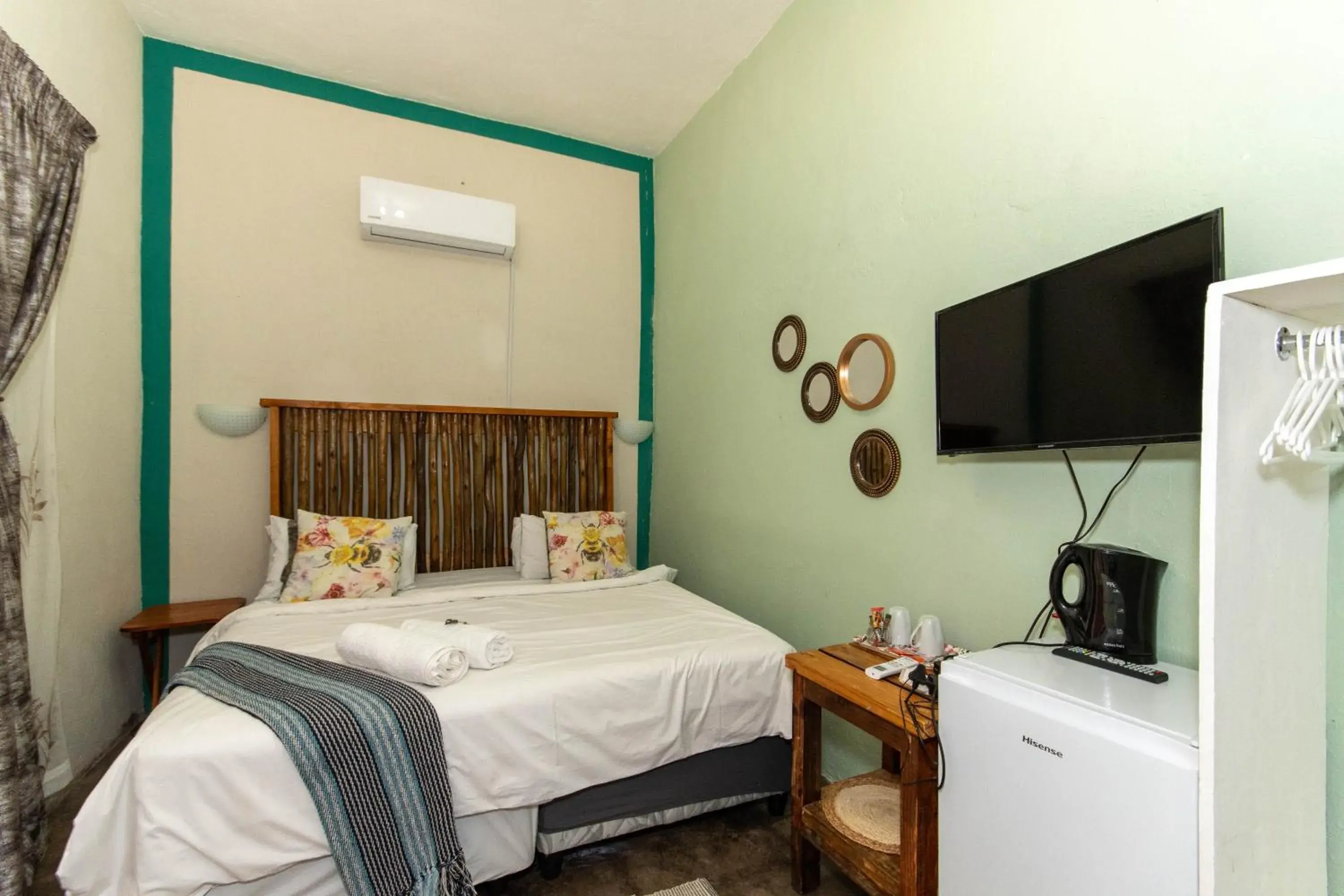 Double Room with Garden View in Woodpeckers Guest House Double Room with Garden View in Woodpeckers Guest House