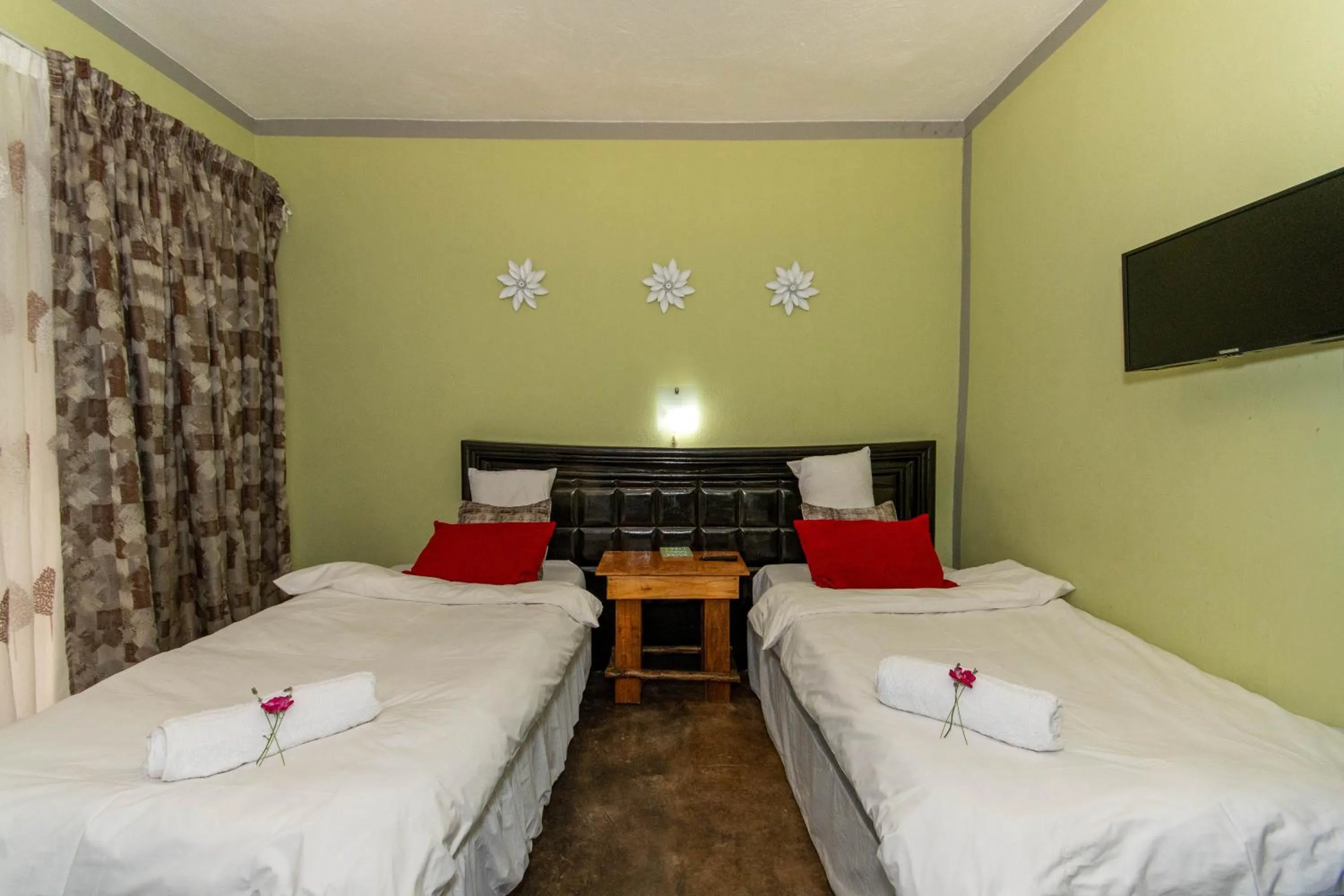 Bedroom, Bed in Woodpeckers Guest House