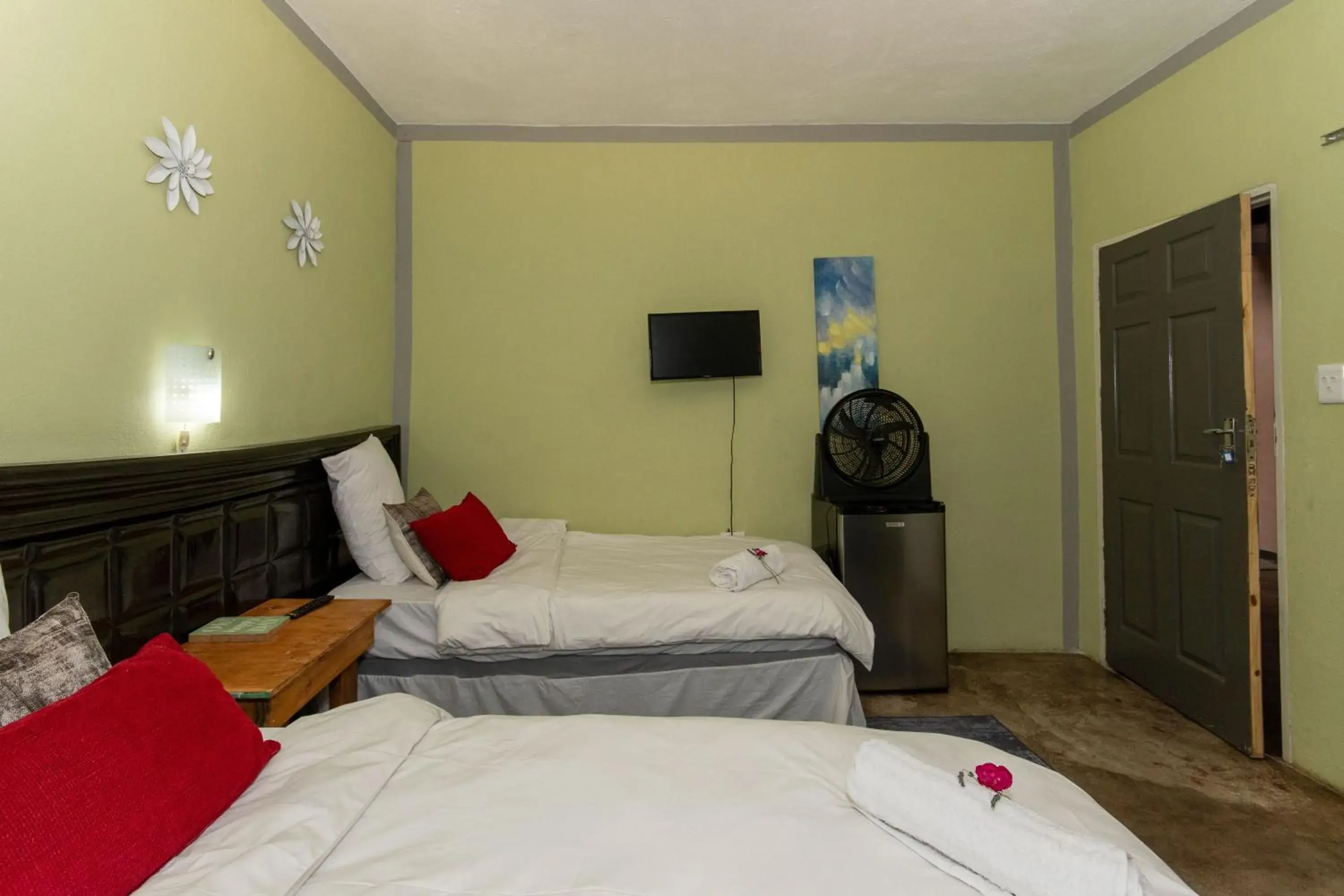 Deluxe Double or Twin Room with Garden View in Woodpeckers Guest House Deluxe Double or Twin Room with Garden View in Woodpeckers Guest House