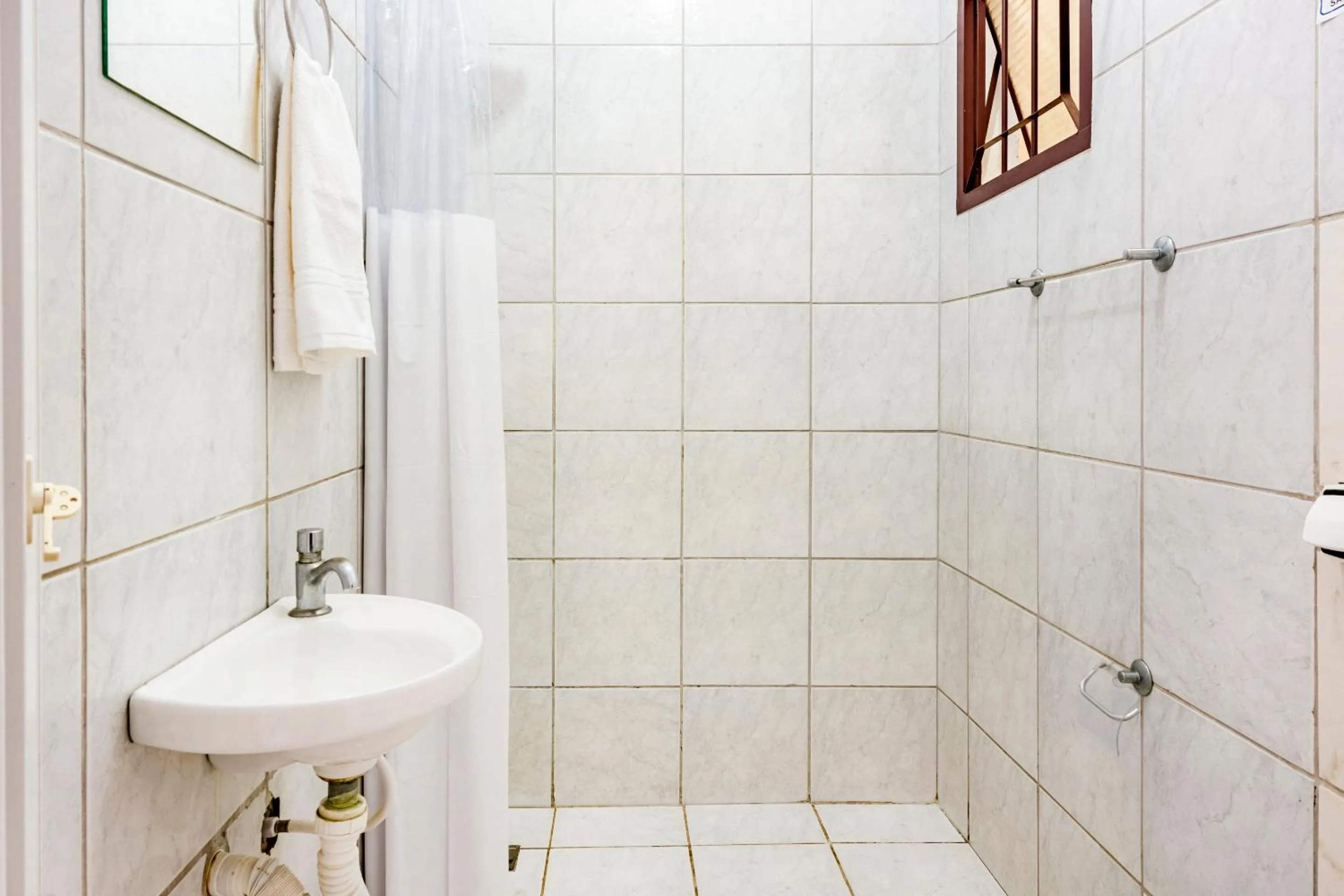 Bathroom in OYO Pousada Tia Léo Campinas