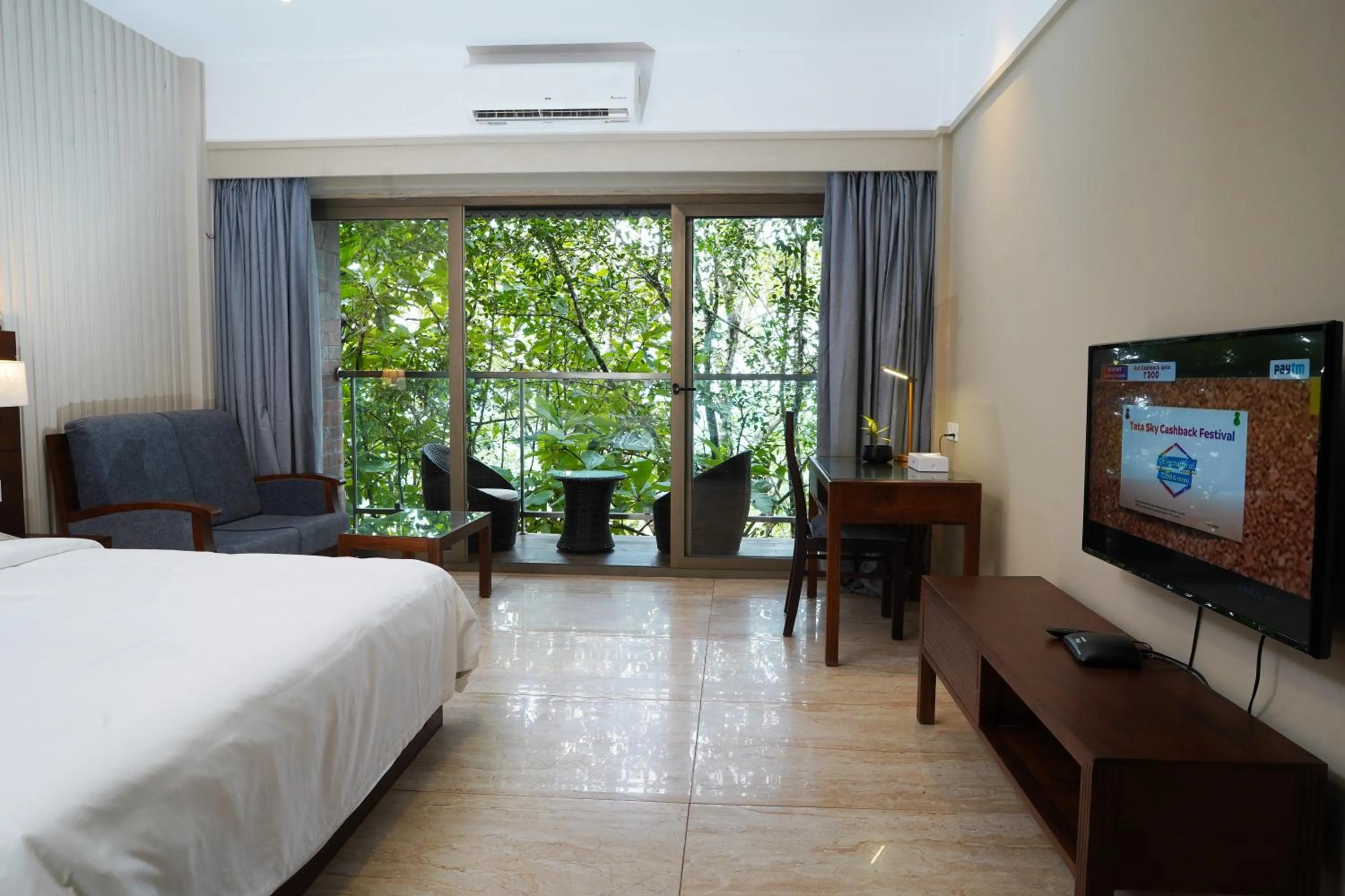 Photo of the whole room, Bed in Elephant Passage