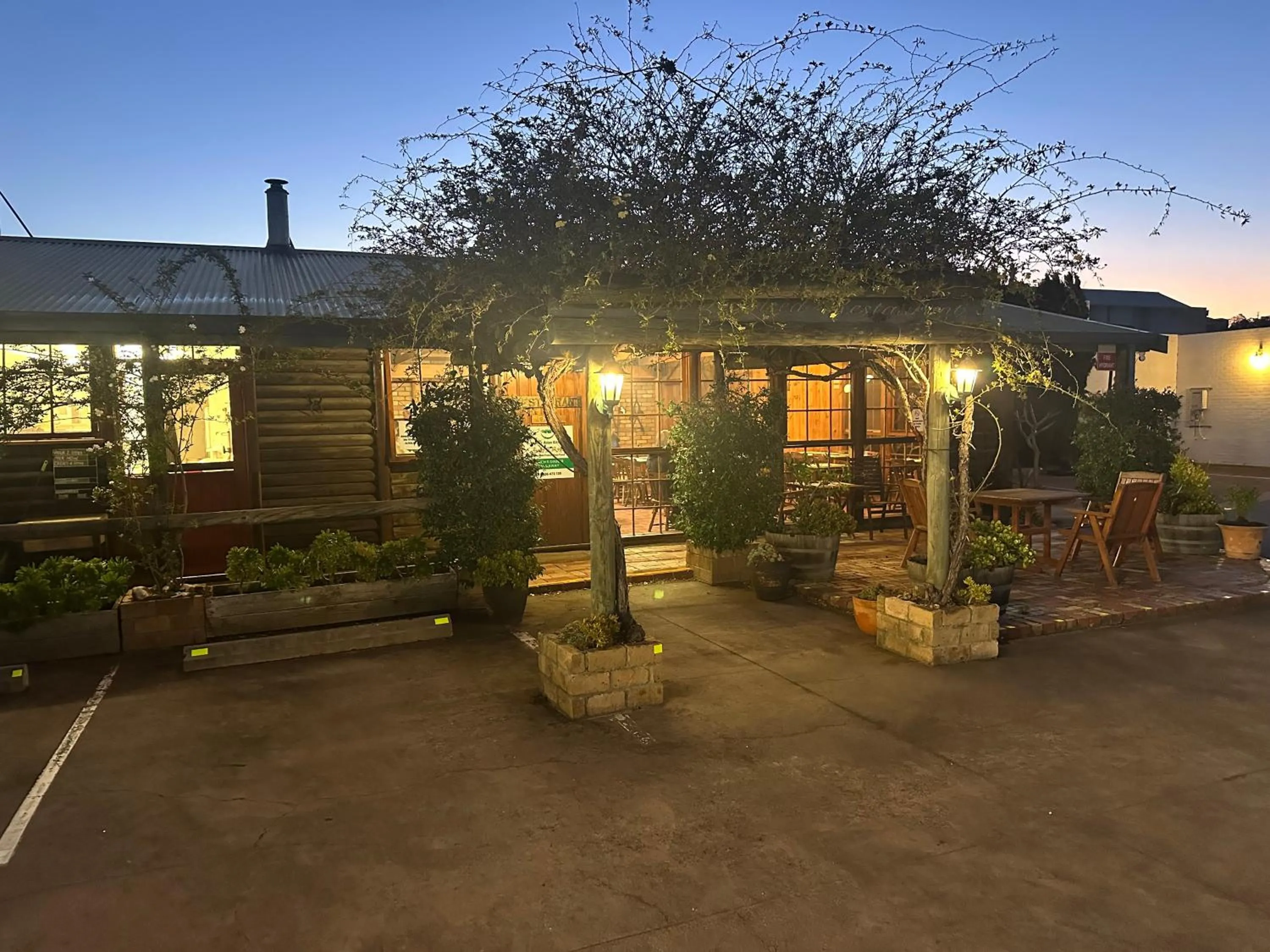 Restaurant/places to eat in Banjo Paterson Motor Inn