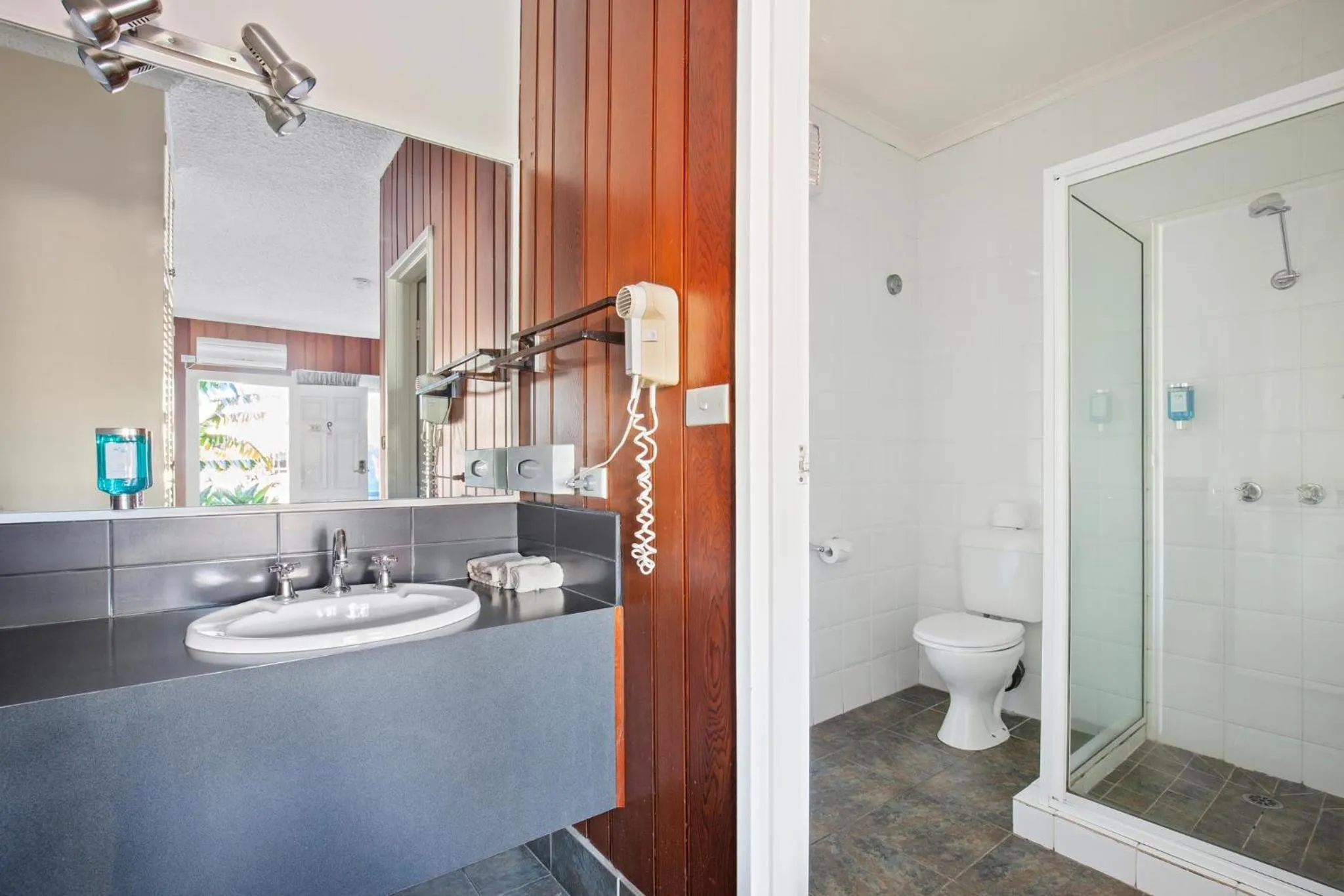 Shower in Banjo Paterson Motor Inn