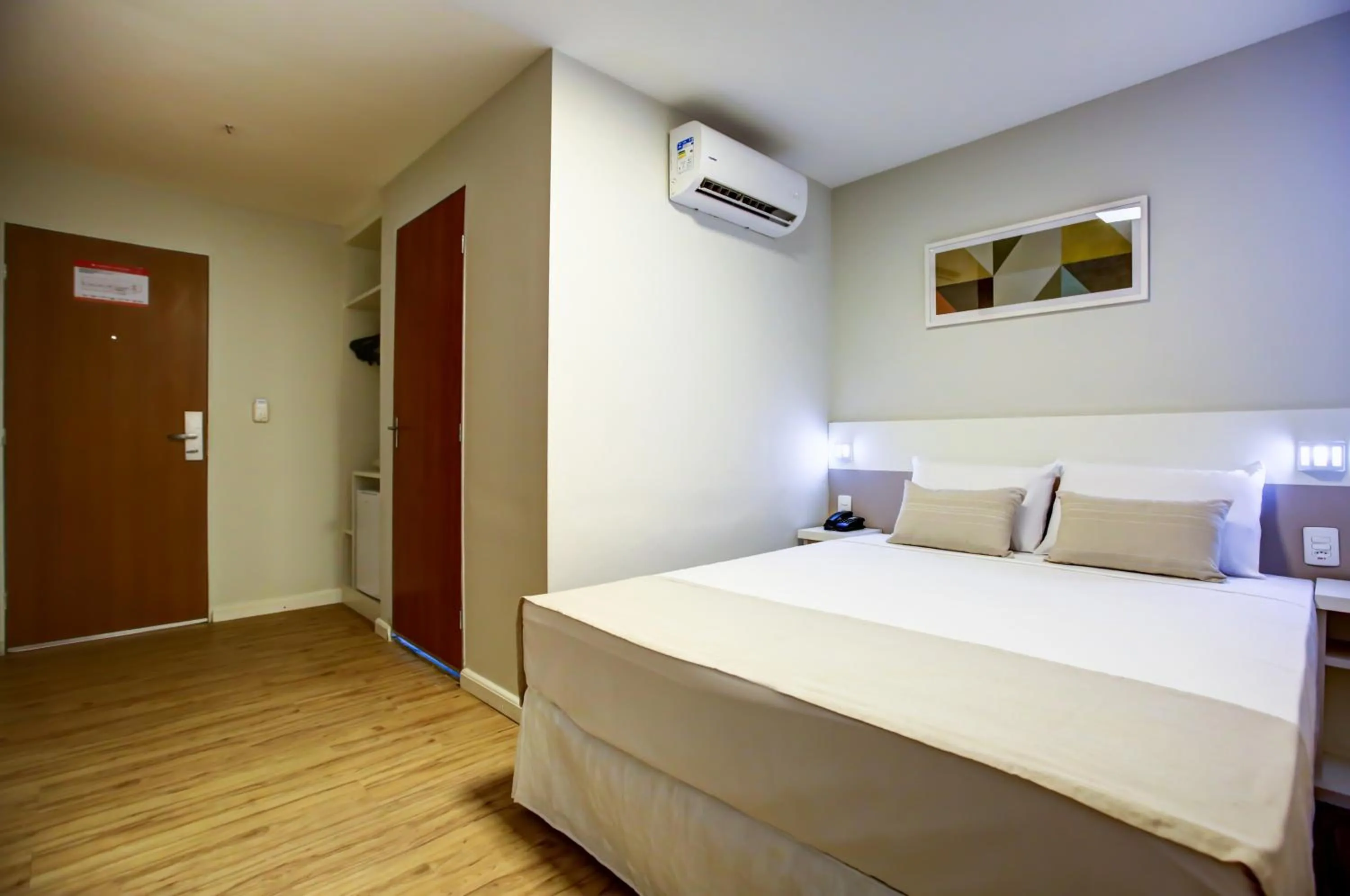 Photo of the whole room, Bed in Transamerica Fit Lafaiete