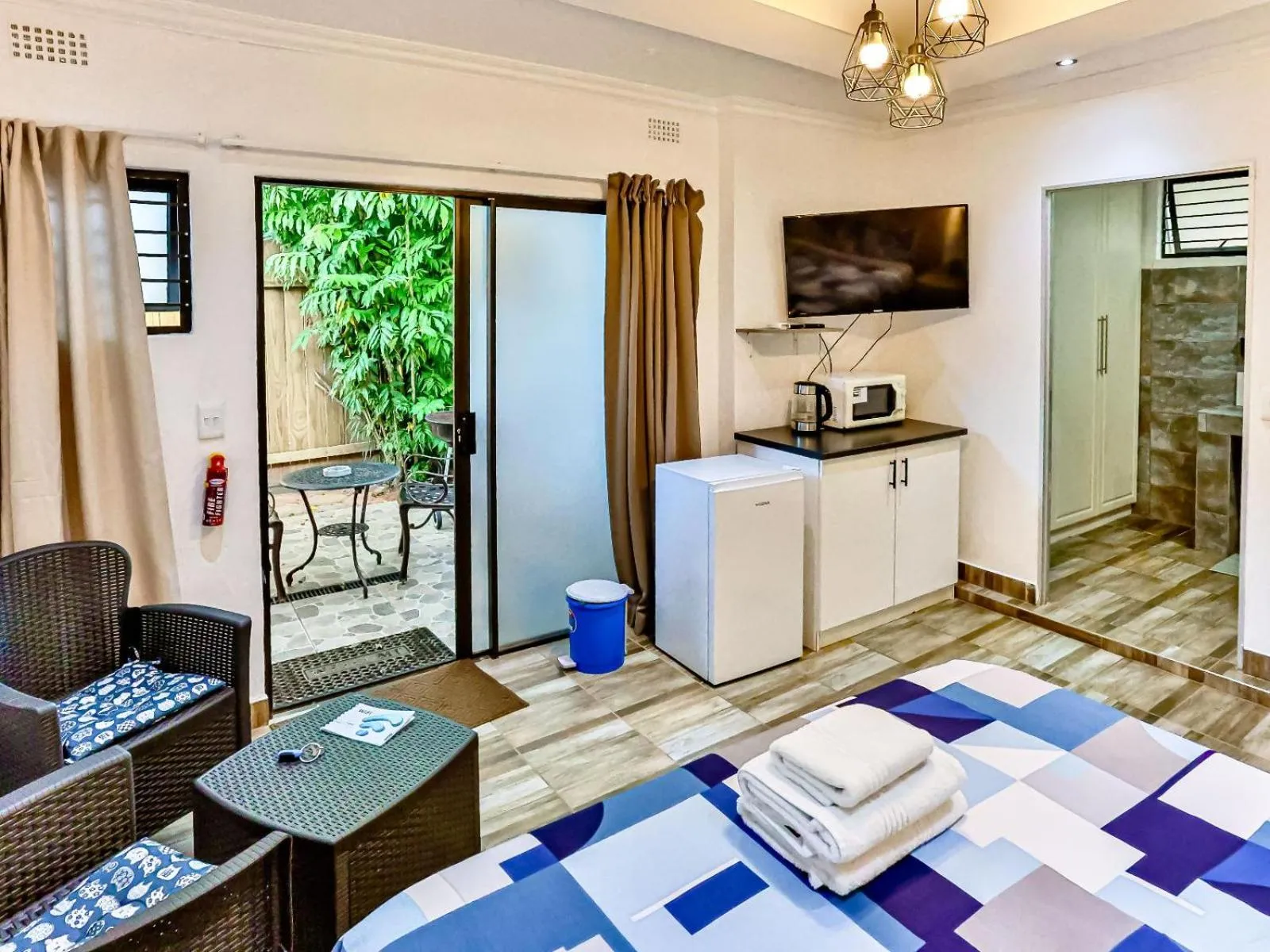 Photo of the whole room, Bed in Zur See - No Loadshedding