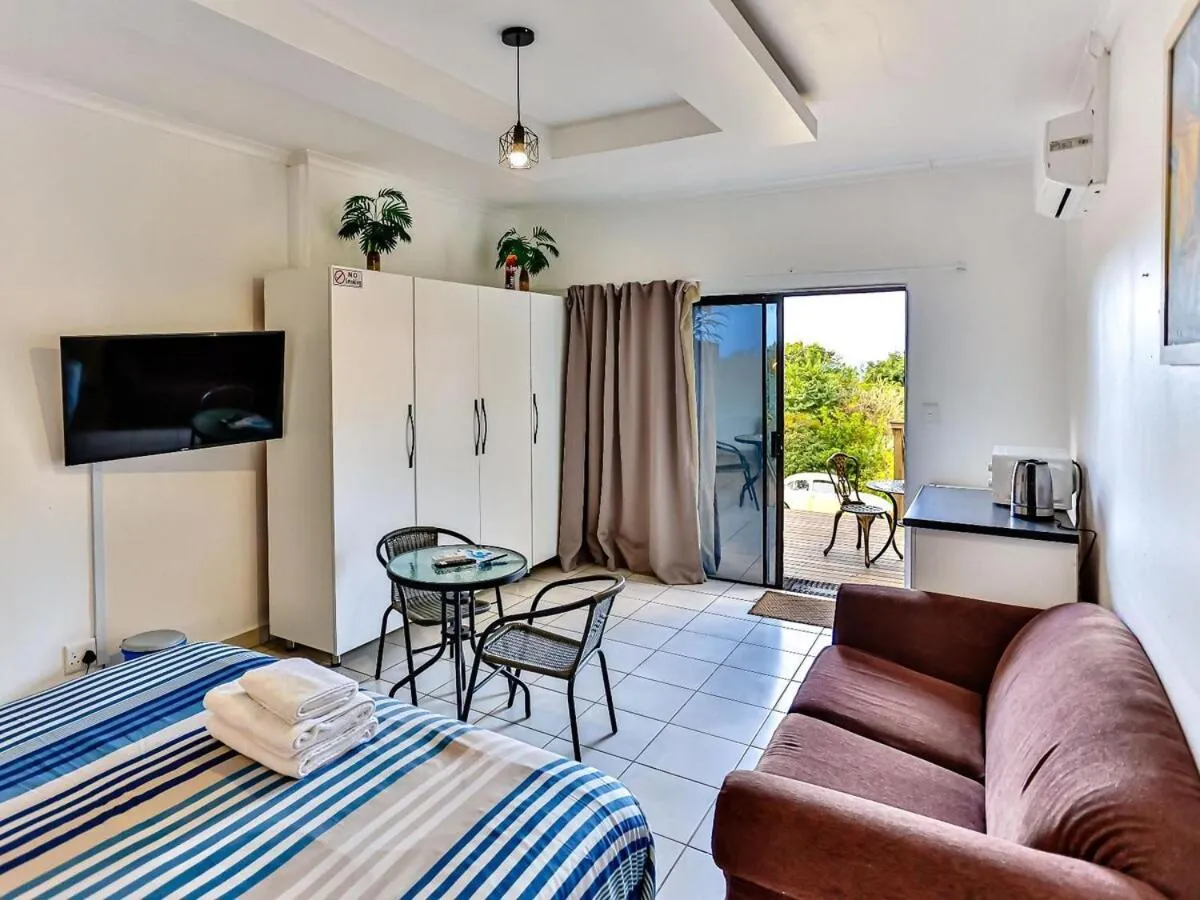 Photo of the whole room, Bed in Zur See - No Loadshedding