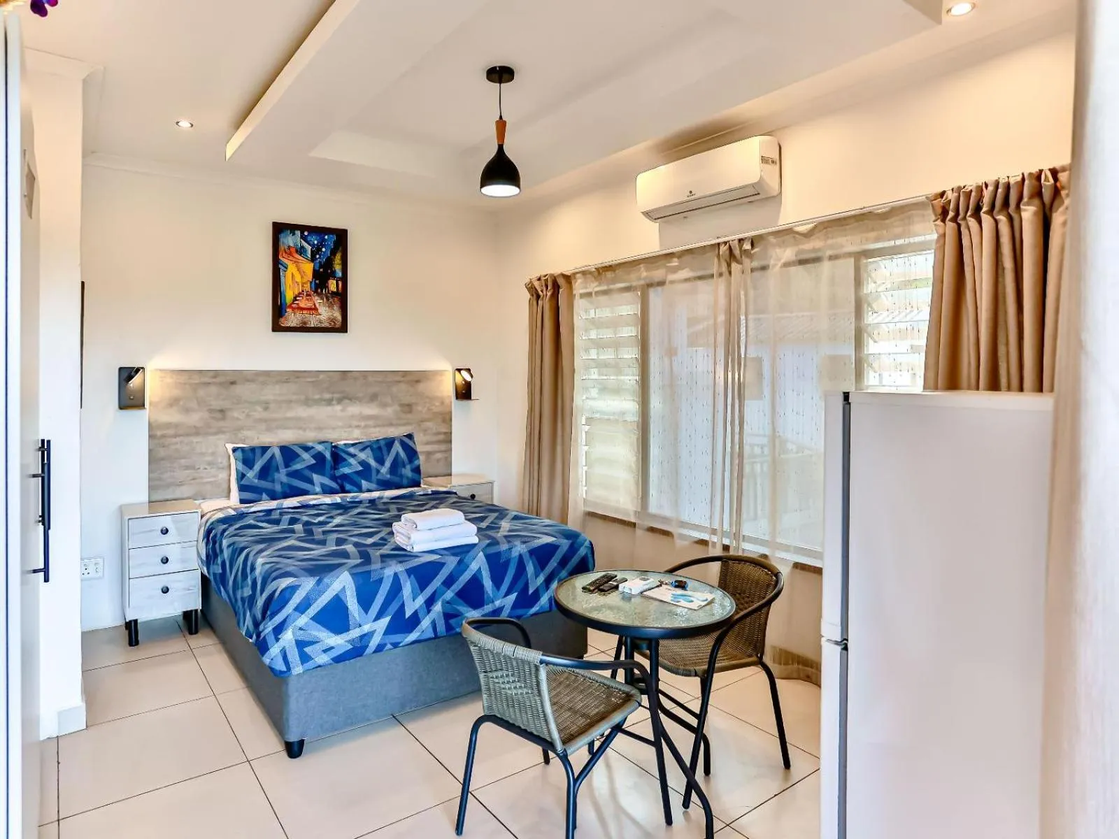 Photo of the whole room, Bed in Zur See - No Loadshedding