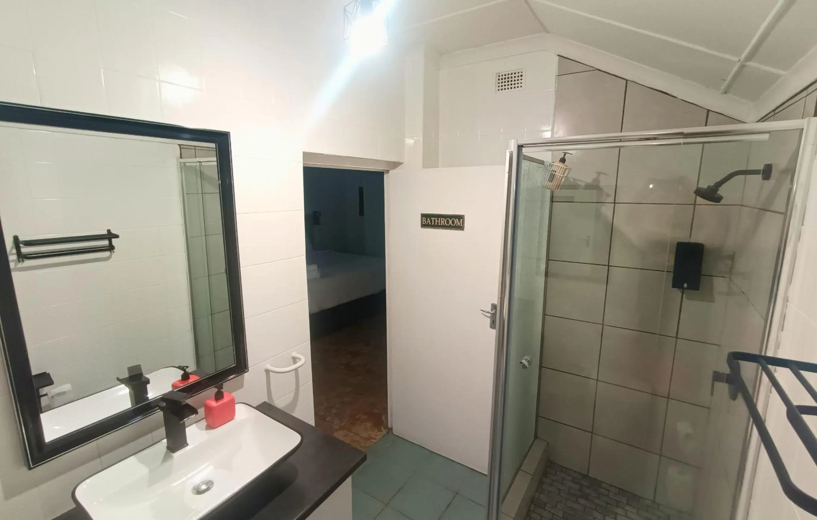 Bathroom in Zur See - No Loadshedding