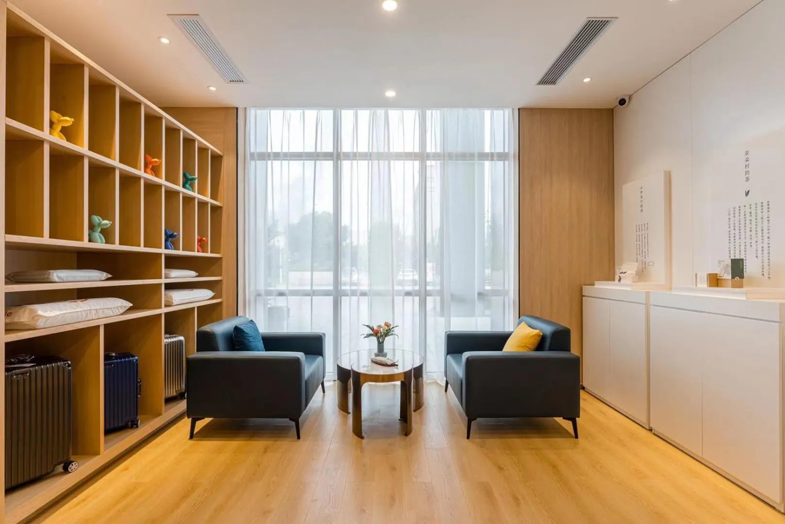 Seating area in Atour Hotel Hangzhou Chongxian Banshan