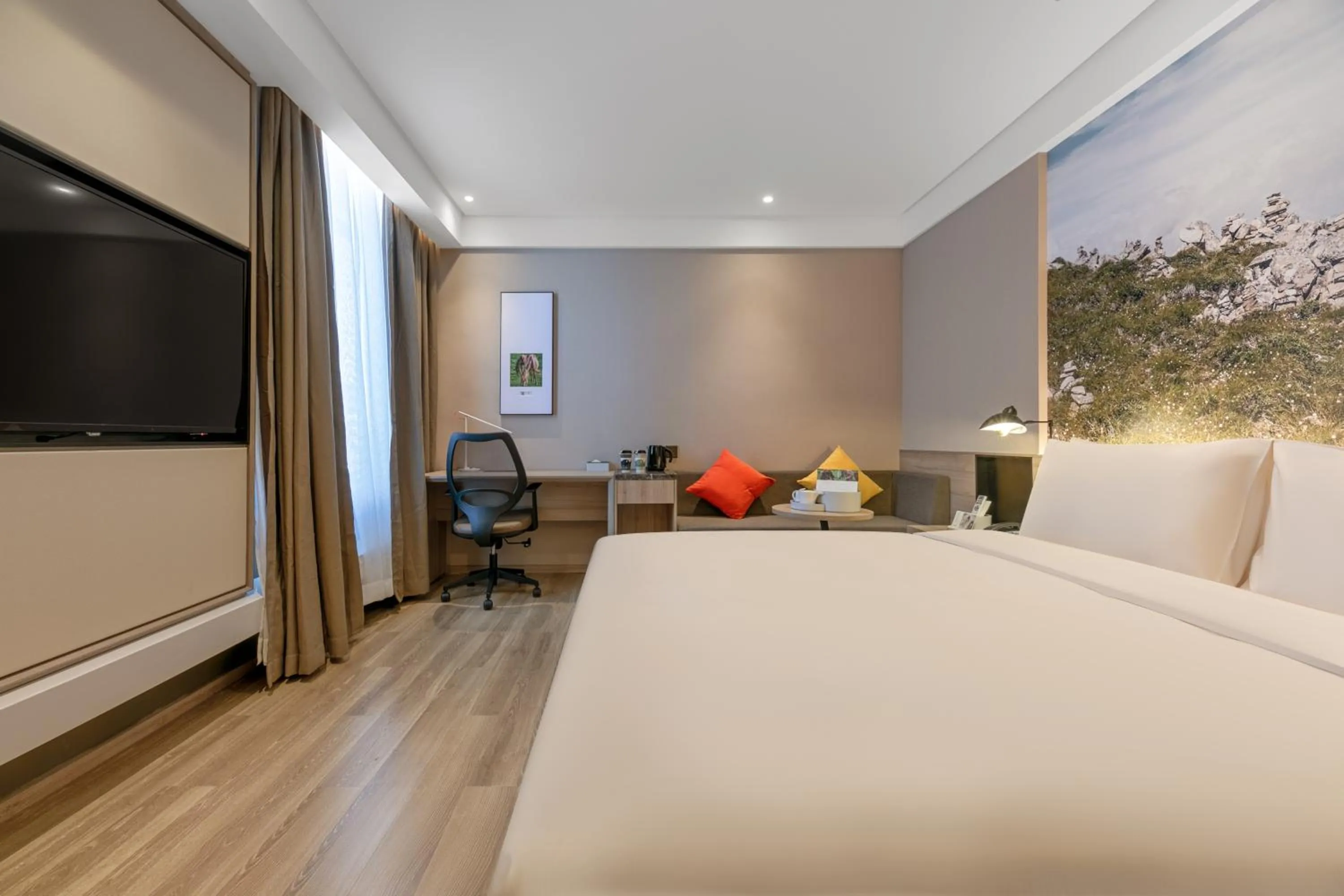 Photo of the whole room, Bed in Atour Hotel Baoji Raiway Station Xingzheng Avenue