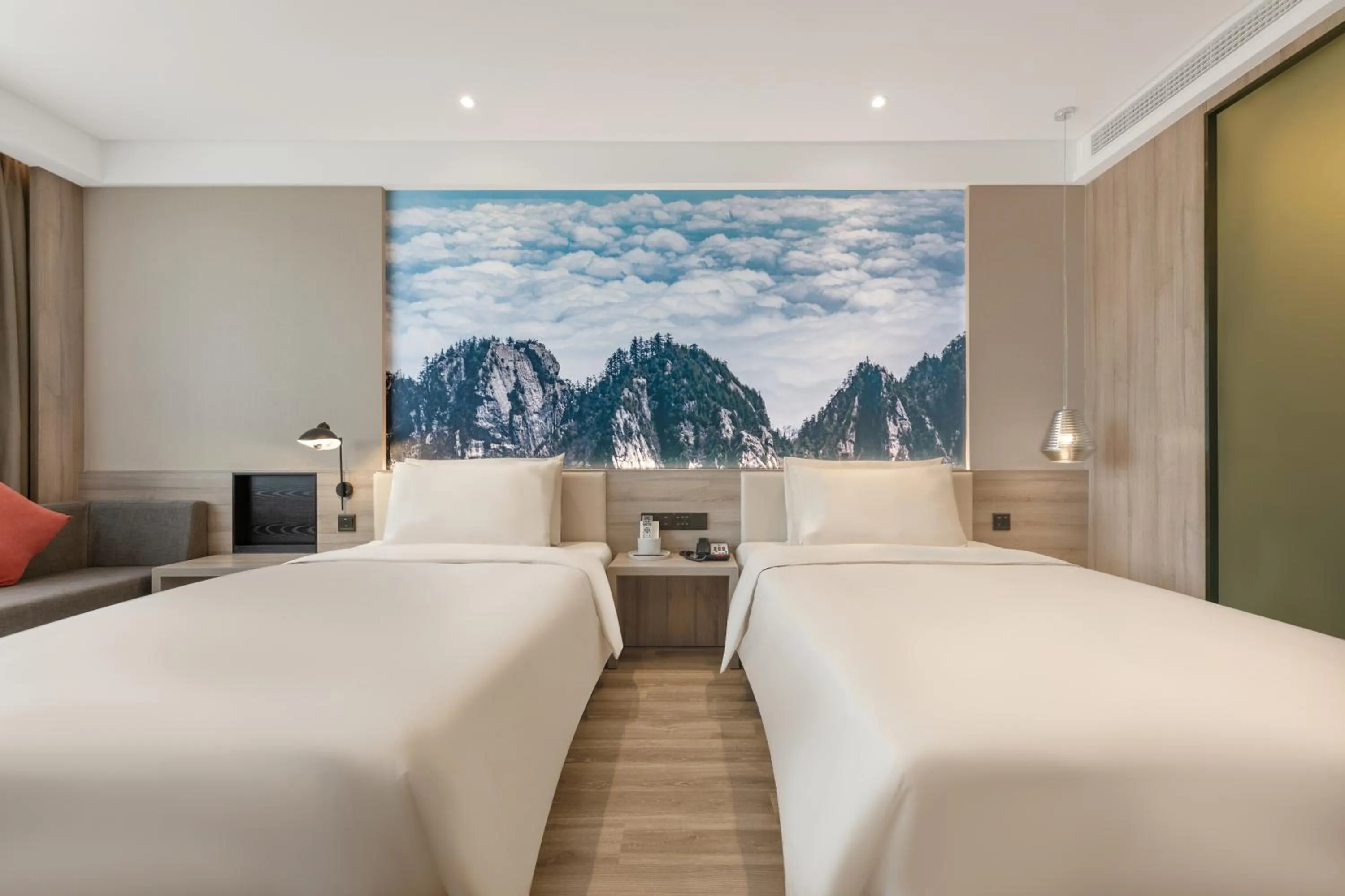 Photo of the whole room, Bed in Atour Hotel Baoji Raiway Station Xingzheng Avenue