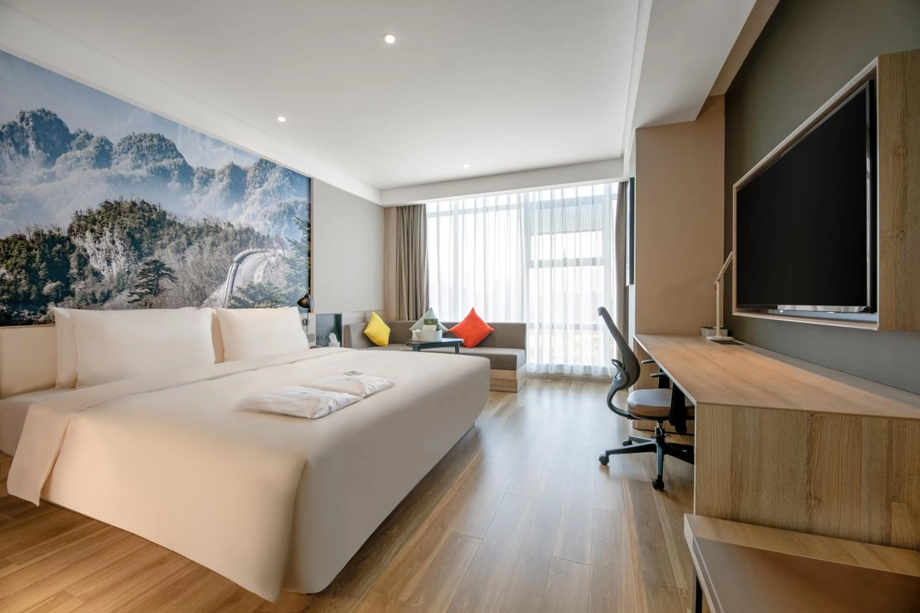 Photo of the whole room, Bed in Atour Hotel Baoji Raiway Station Xingzheng Avenue