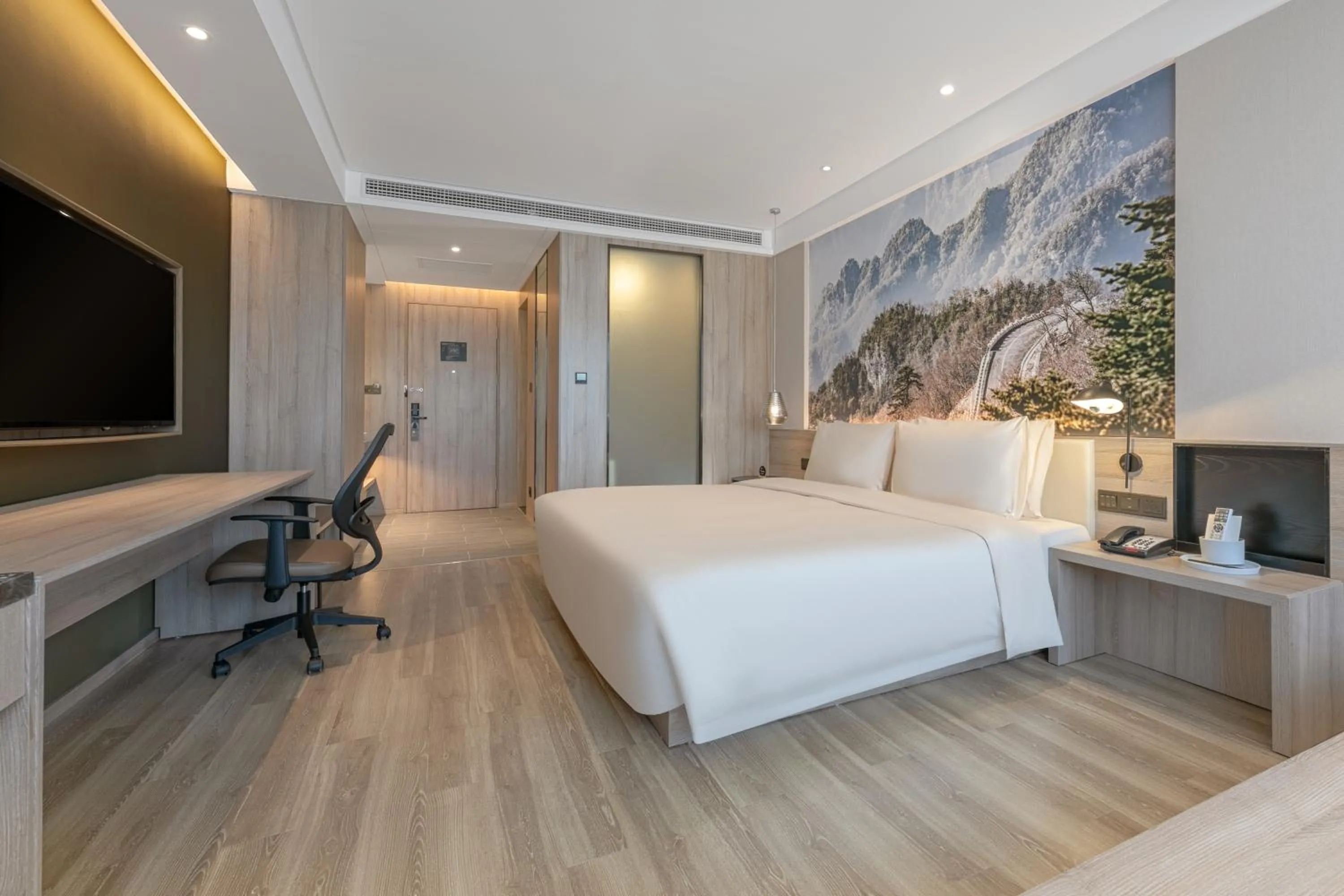 Photo of the whole room, Bed in Atour Hotel Baoji Raiway Station Xingzheng Avenue