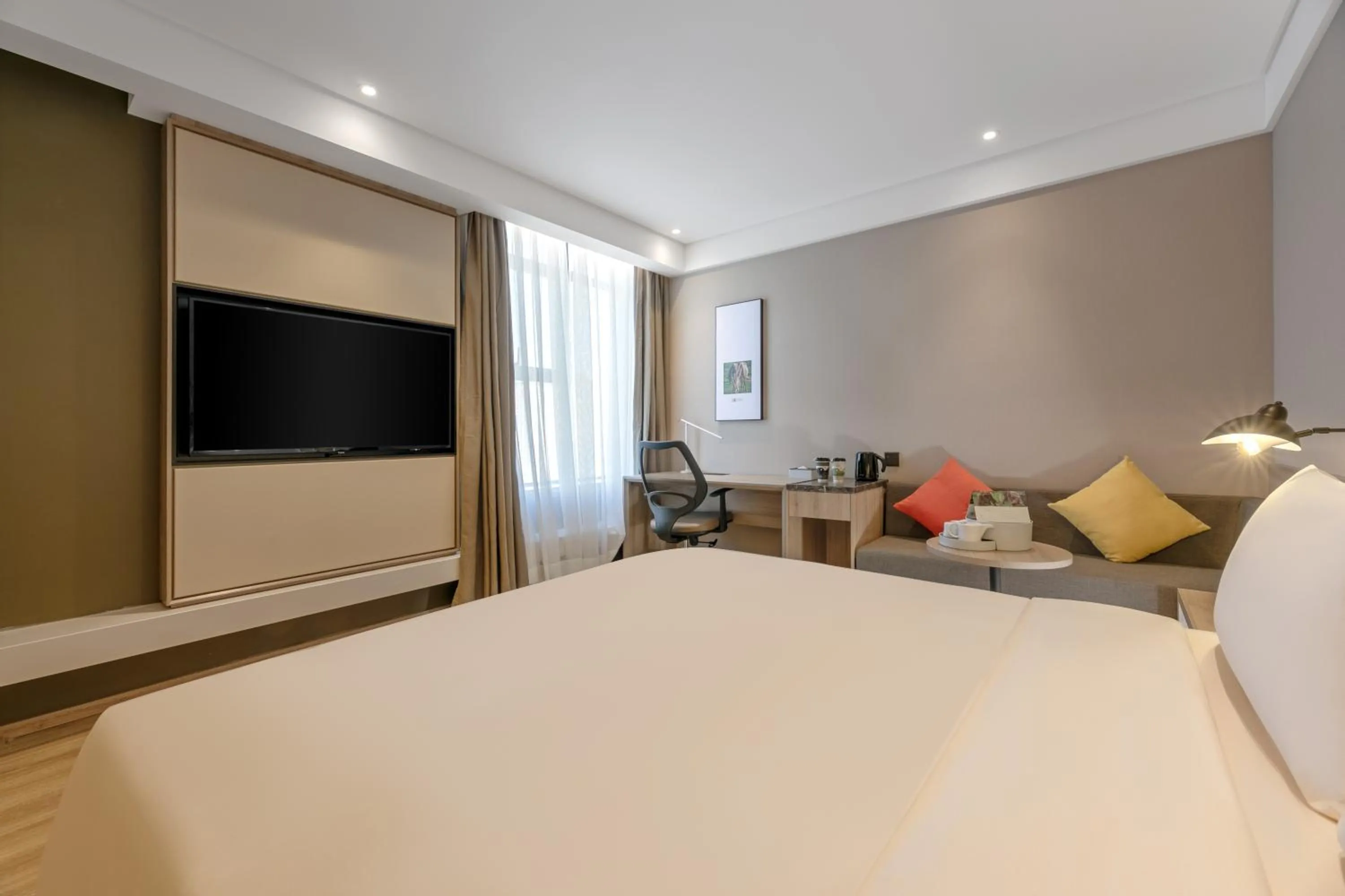 Photo of the whole room, Bed in Atour Hotel Baoji Raiway Station Xingzheng Avenue