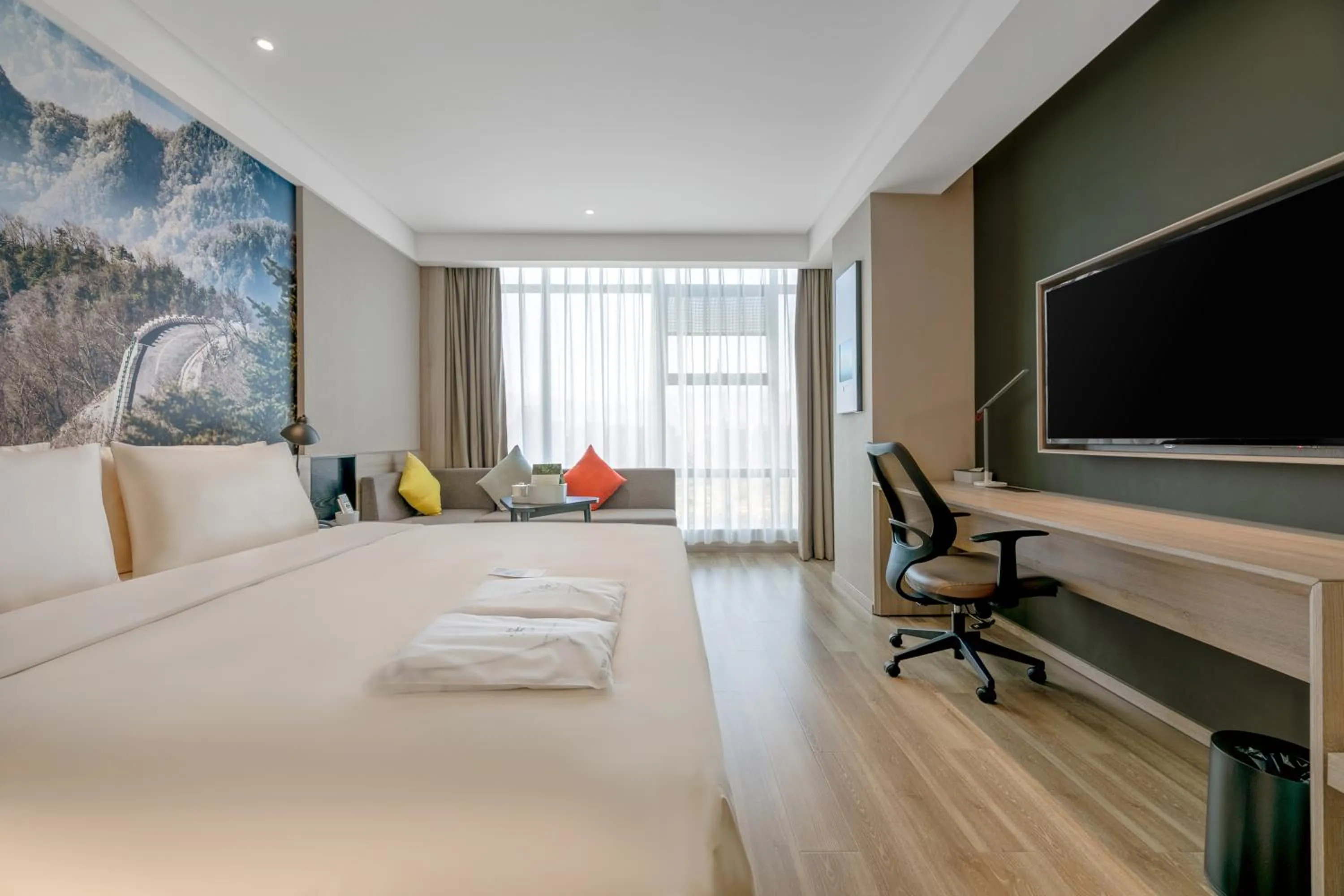 Photo of the whole room, Bed in Atour Hotel Baoji Raiway Station Xingzheng Avenue