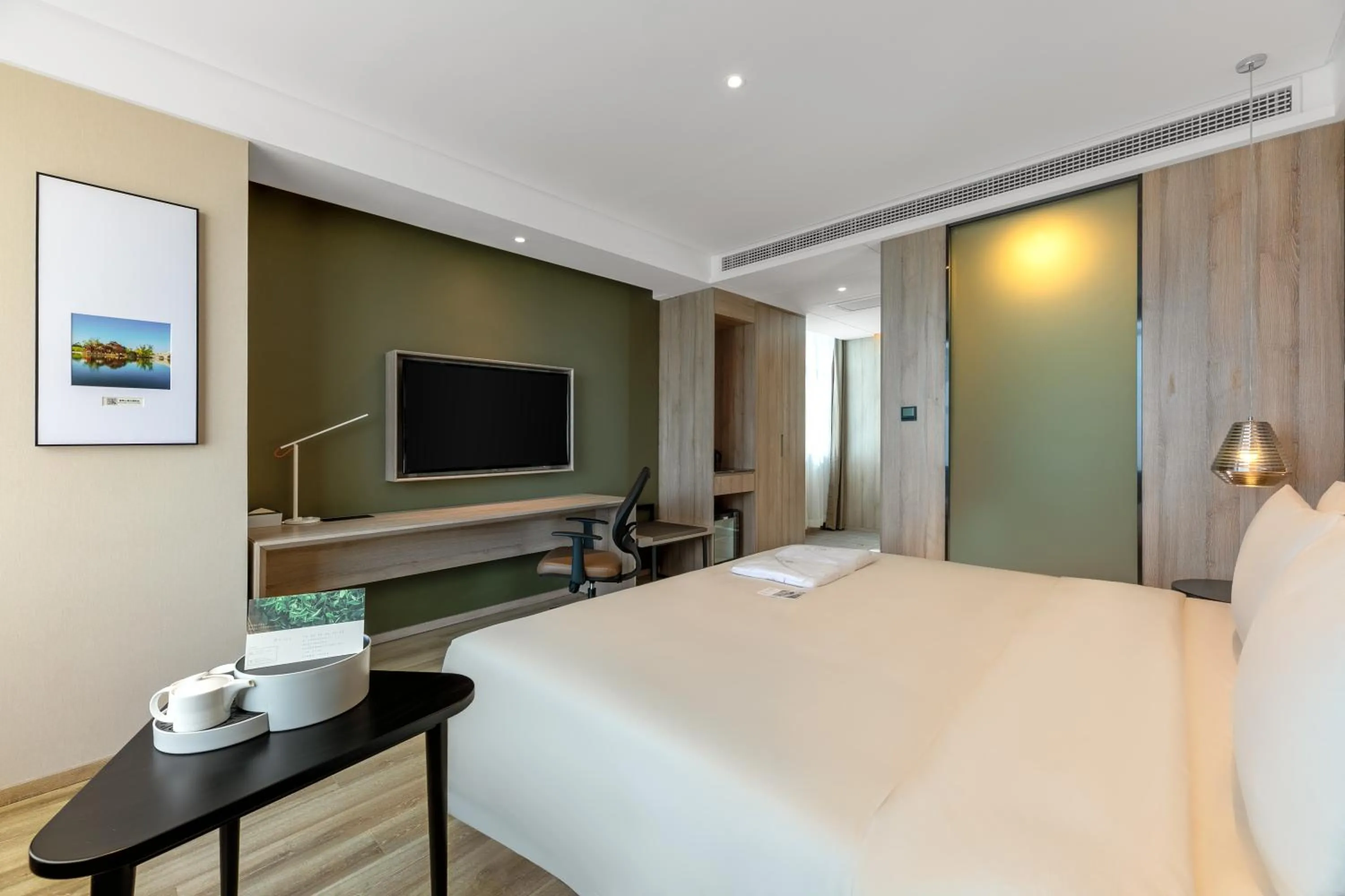 Photo of the whole room, Bed in Atour Hotel Baoji Raiway Station Xingzheng Avenue
