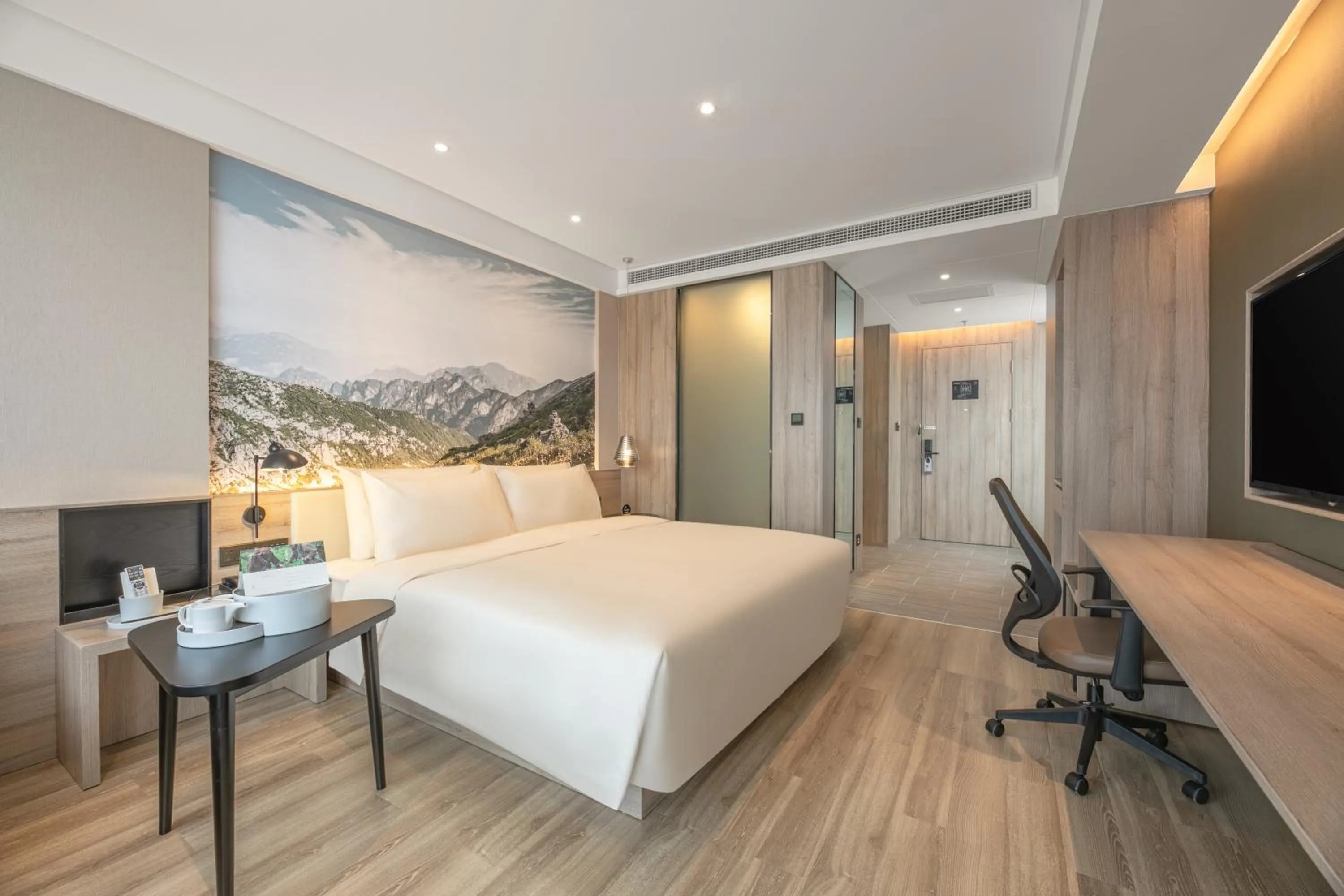 Photo of the whole room, Bed in Atour Hotel Baoji Raiway Station Xingzheng Avenue