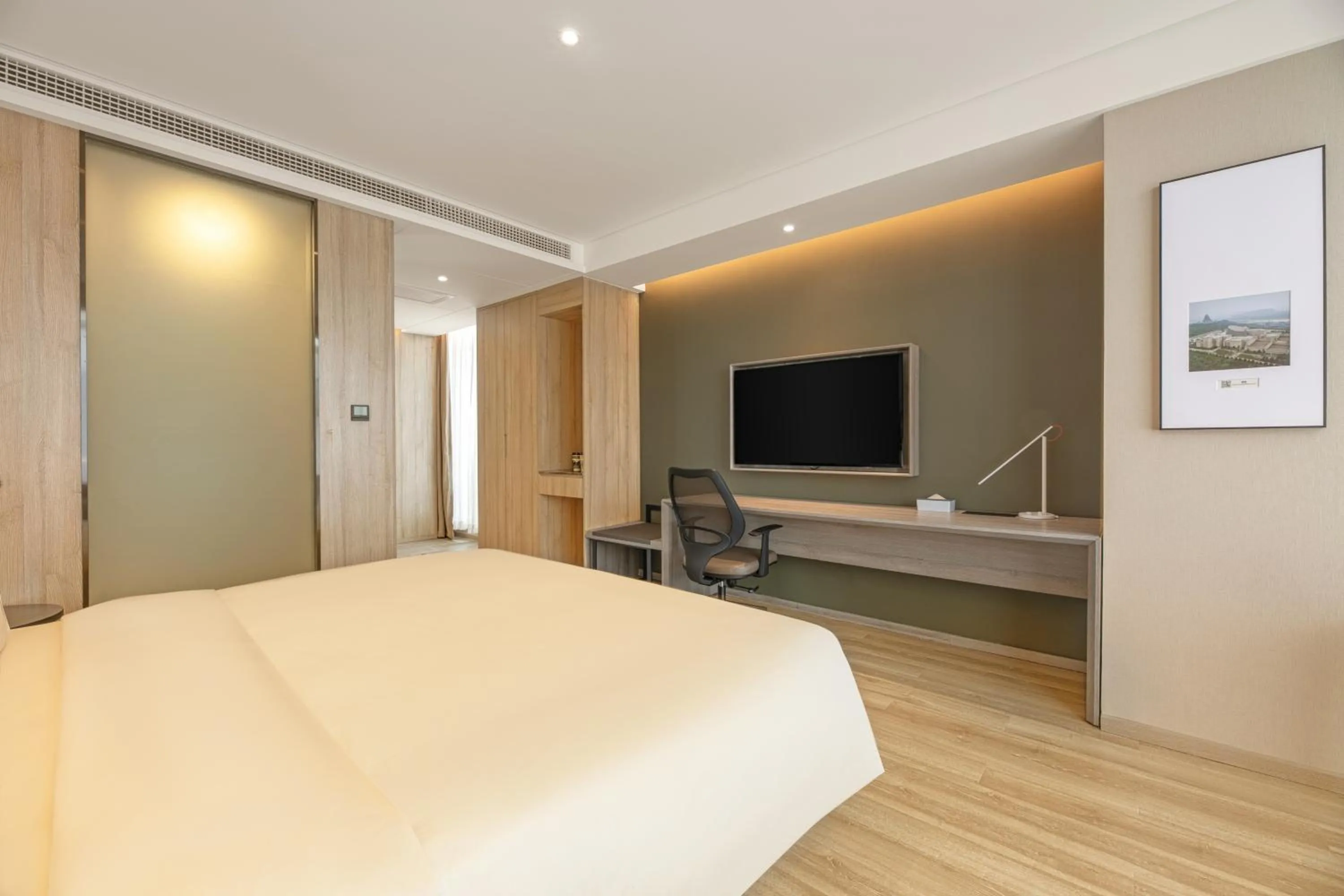 Photo of the whole room, Bed in Atour Hotel Baoji Raiway Station Xingzheng Avenue