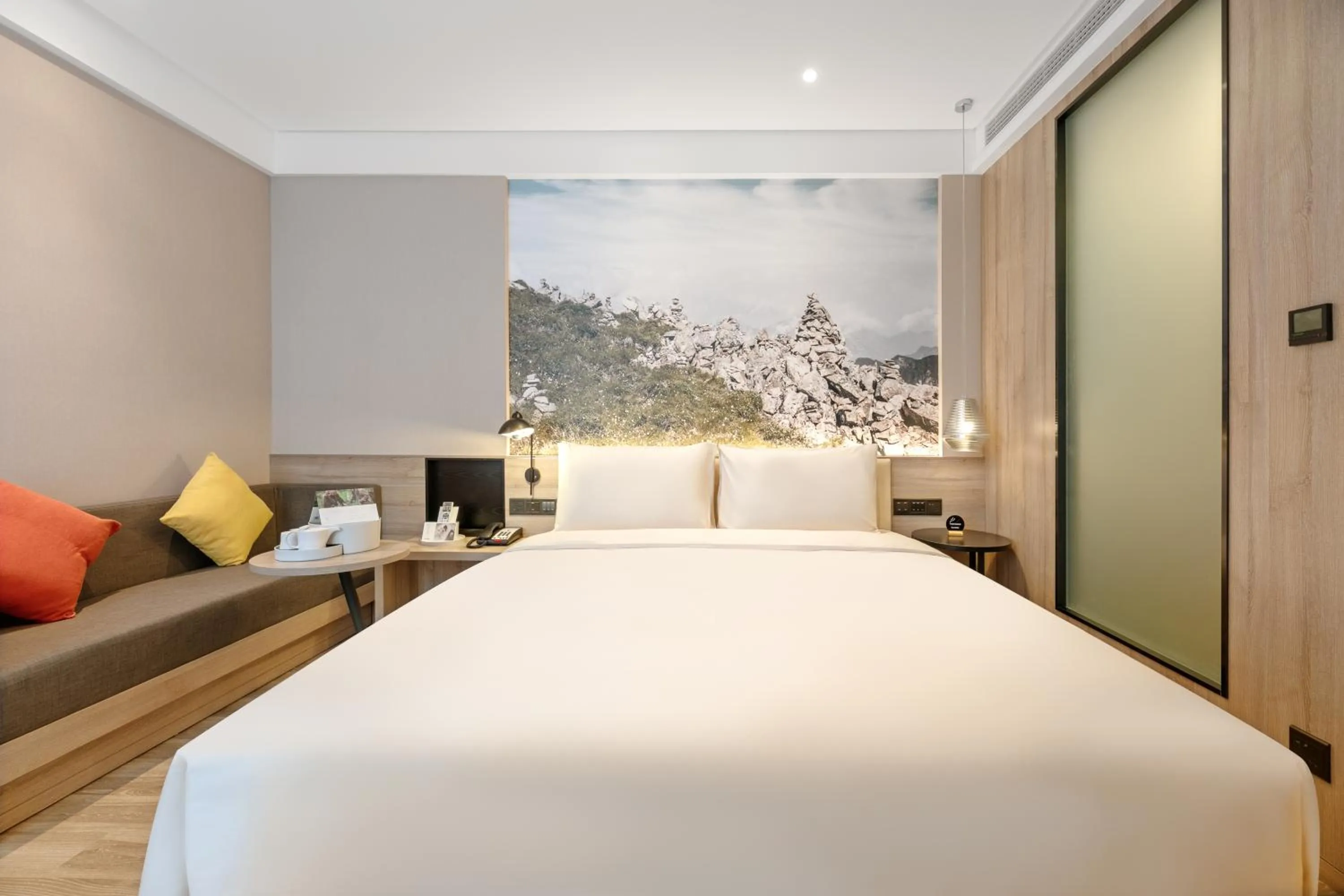 Photo of the whole room, Bed in Atour Hotel Baoji Raiway Station Xingzheng Avenue