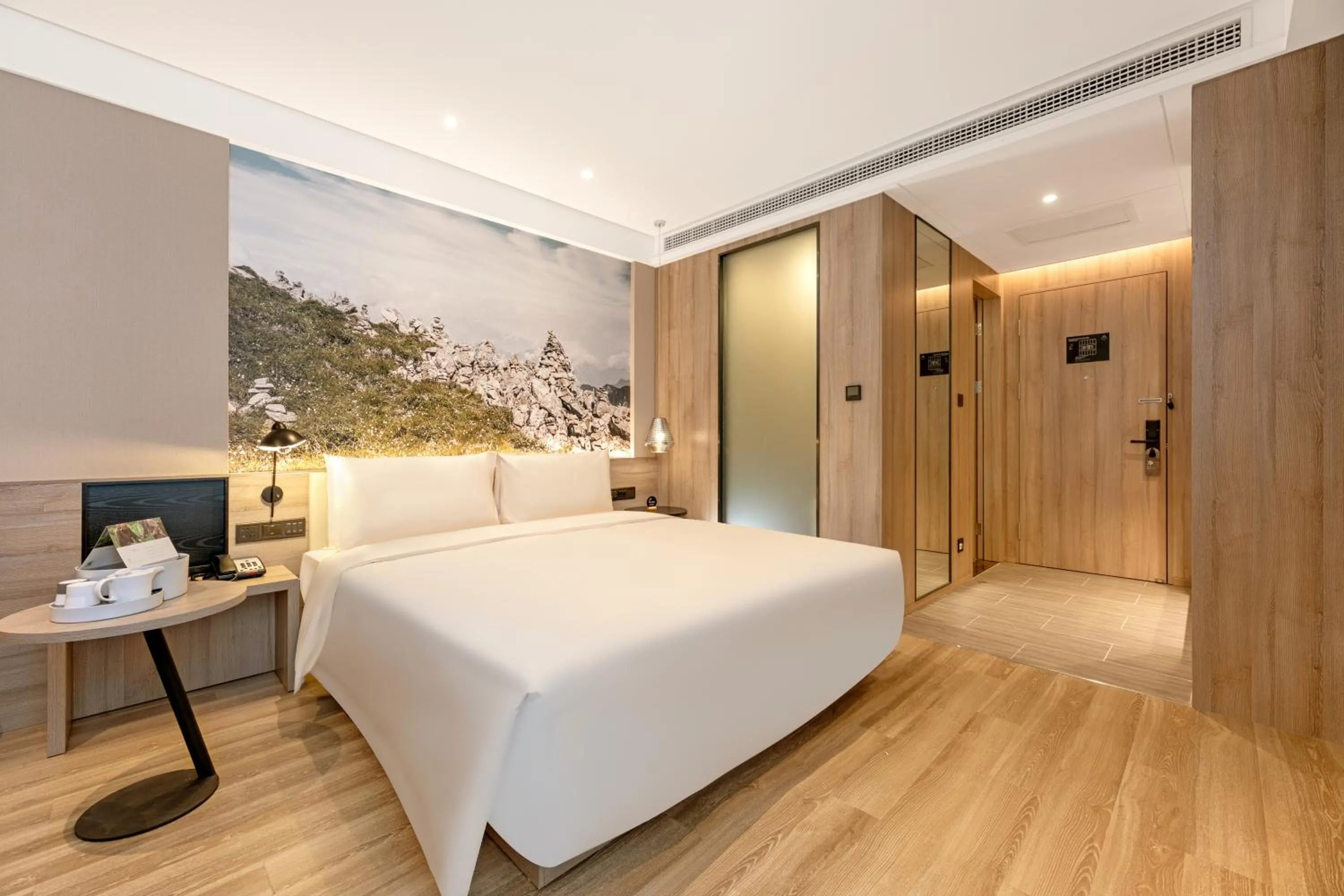 Photo of the whole room, Bed in Atour Hotel Baoji Raiway Station Xingzheng Avenue