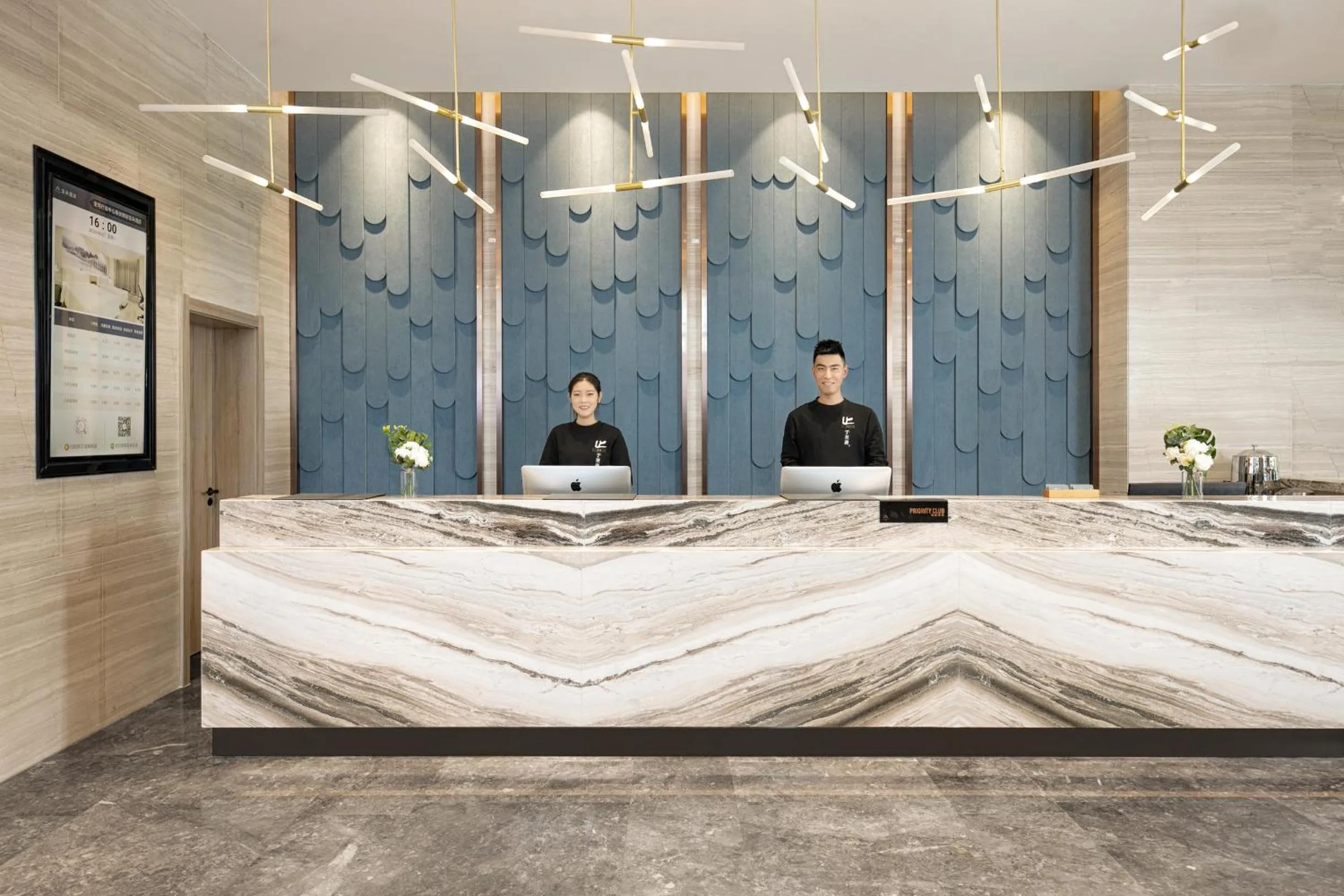 Staff in Atour Hotel Baoji Raiway Station Xingzheng Avenue